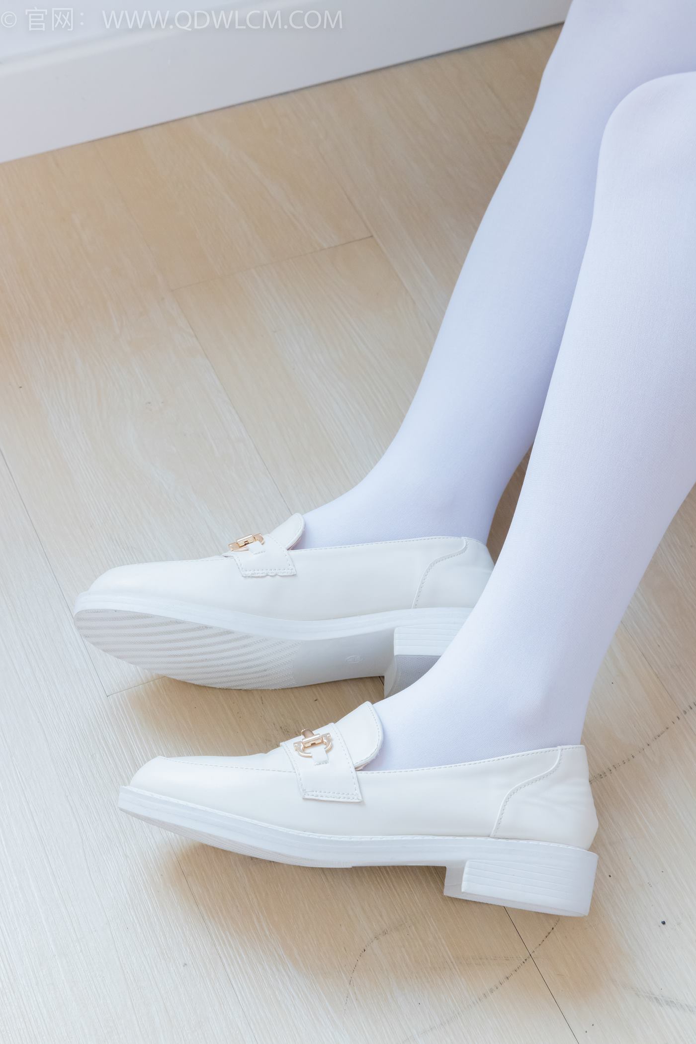 图片[15]-物恋传媒 NO.2246 美兔-皮鞋、厚白丝、皮筋绑脚老头乐挠脚剧情[125P] – 速更版-美库