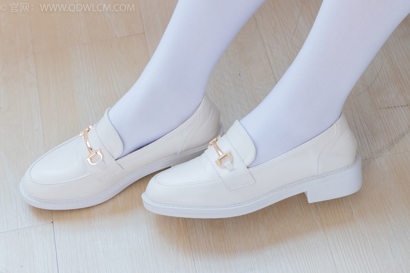 图片[20]-物恋传媒 NO.2246 美兔-皮鞋、厚白丝、皮筋绑脚老头乐挠脚剧情[125P] – 速更版-美库