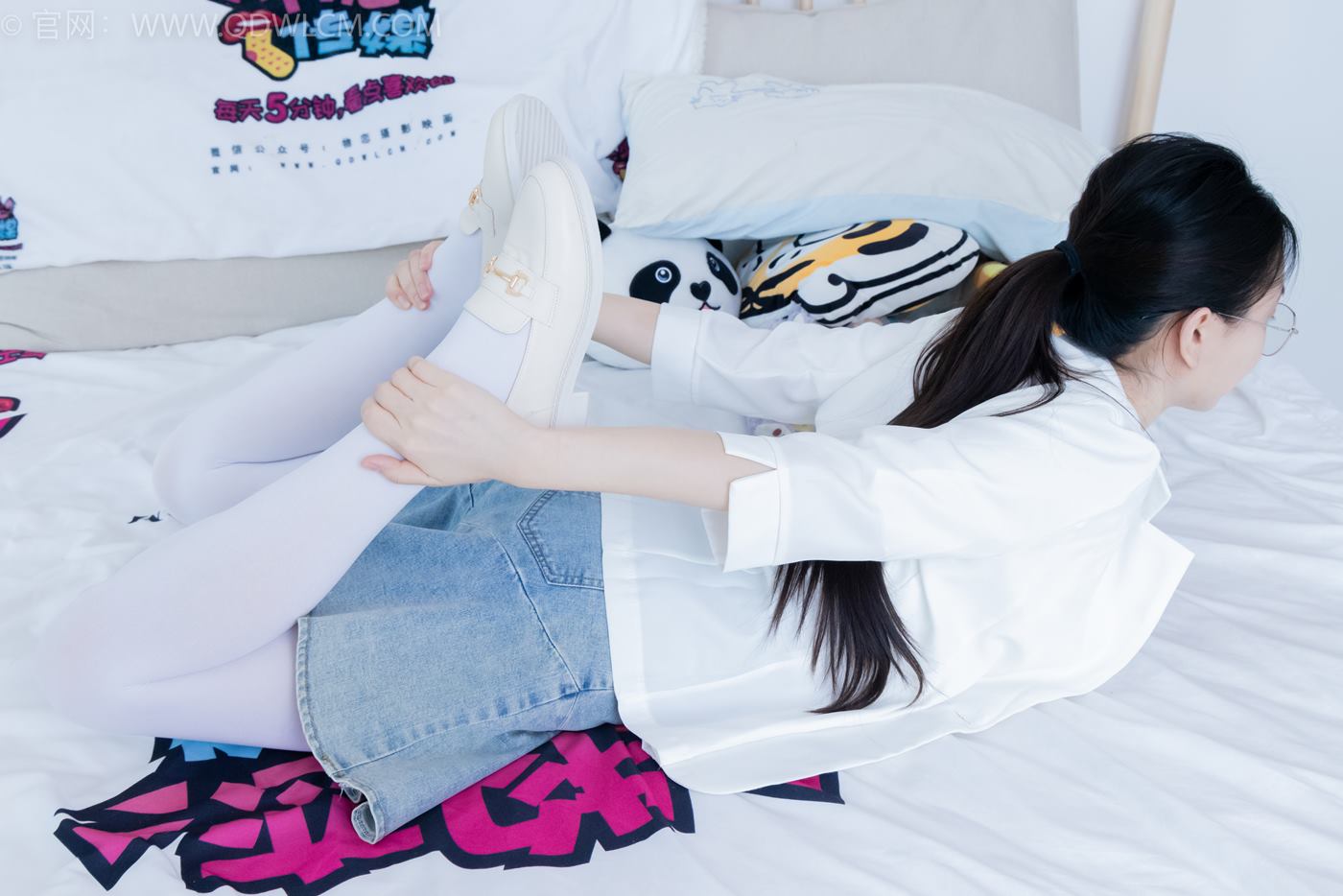 图片[93]-物恋传媒 NO.2246 美兔-皮鞋、厚白丝、皮筋绑脚老头乐挠脚剧情[125P] – 速更版-美库