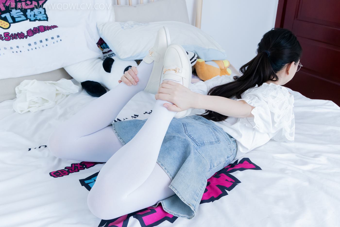 图片[100]-物恋传媒 NO.2246 美兔-皮鞋、厚白丝、皮筋绑脚老头乐挠脚剧情[125P] – 速更版-美库