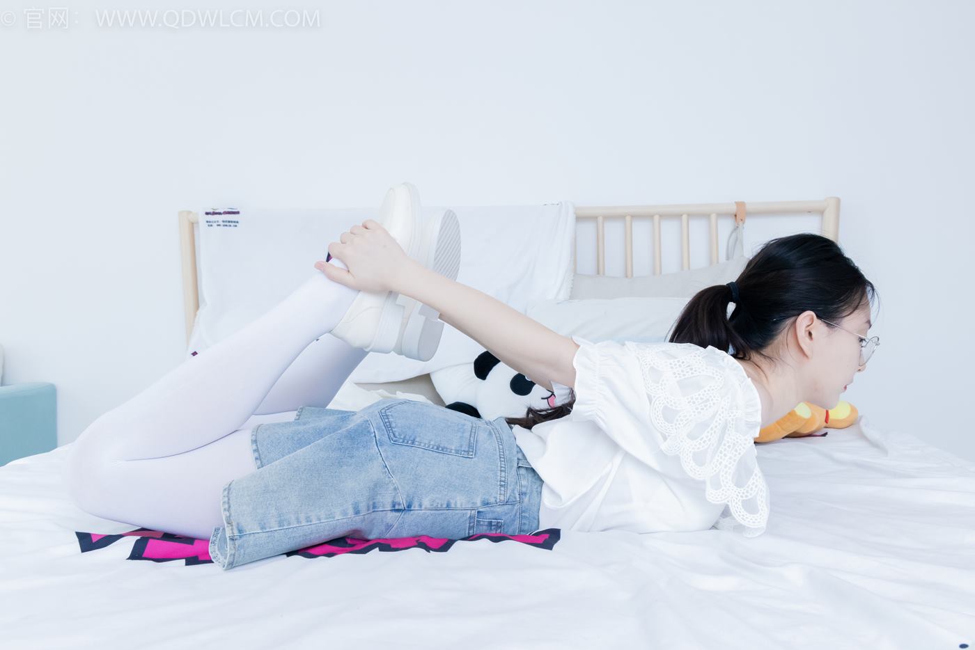 图片[103]-物恋传媒 NO.2246 美兔-皮鞋、厚白丝、皮筋绑脚老头乐挠脚剧情[125P] – 速更版-美库