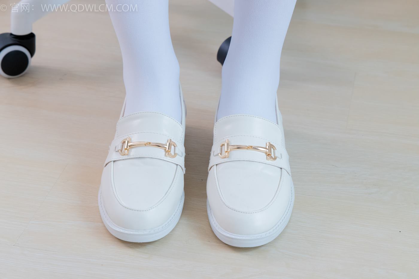 图片[122]-物恋传媒 NO.2246 美兔-皮鞋、厚白丝、皮筋绑脚老头乐挠脚剧情[125P] – 速更版-美库