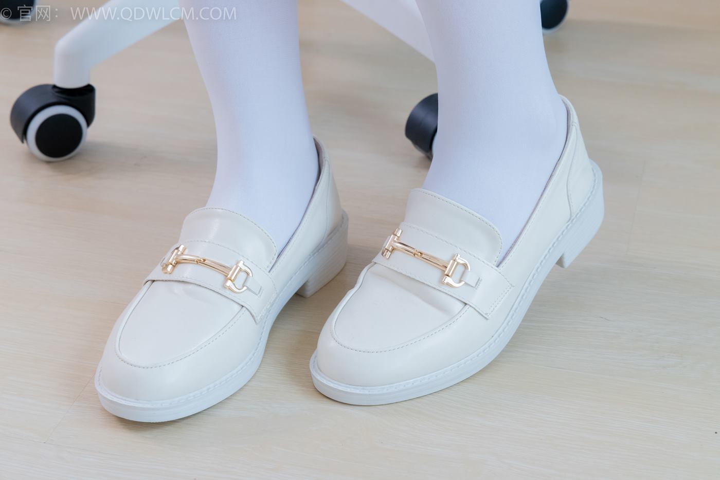 图片[123]-物恋传媒 NO.2246 美兔-皮鞋、厚白丝、皮筋绑脚老头乐挠脚剧情[125P] – 速更版-美库