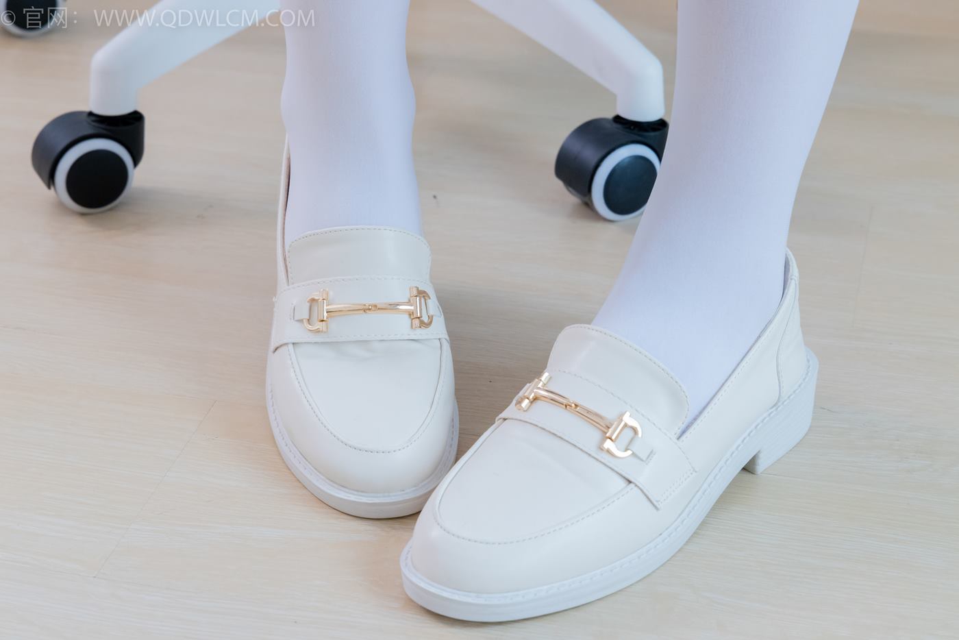 图片[124]-物恋传媒 NO.2246 美兔-皮鞋、厚白丝、皮筋绑脚老头乐挠脚剧情[125P] – 速更版-美库