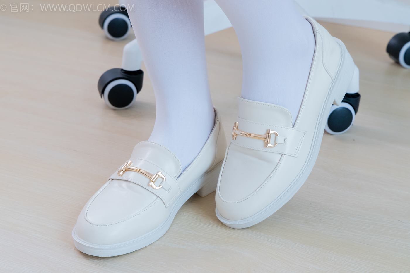 图片[125]-物恋传媒 NO.2246 美兔-皮鞋、厚白丝、皮筋绑脚老头乐挠脚剧情[125P] – 速更版-美库