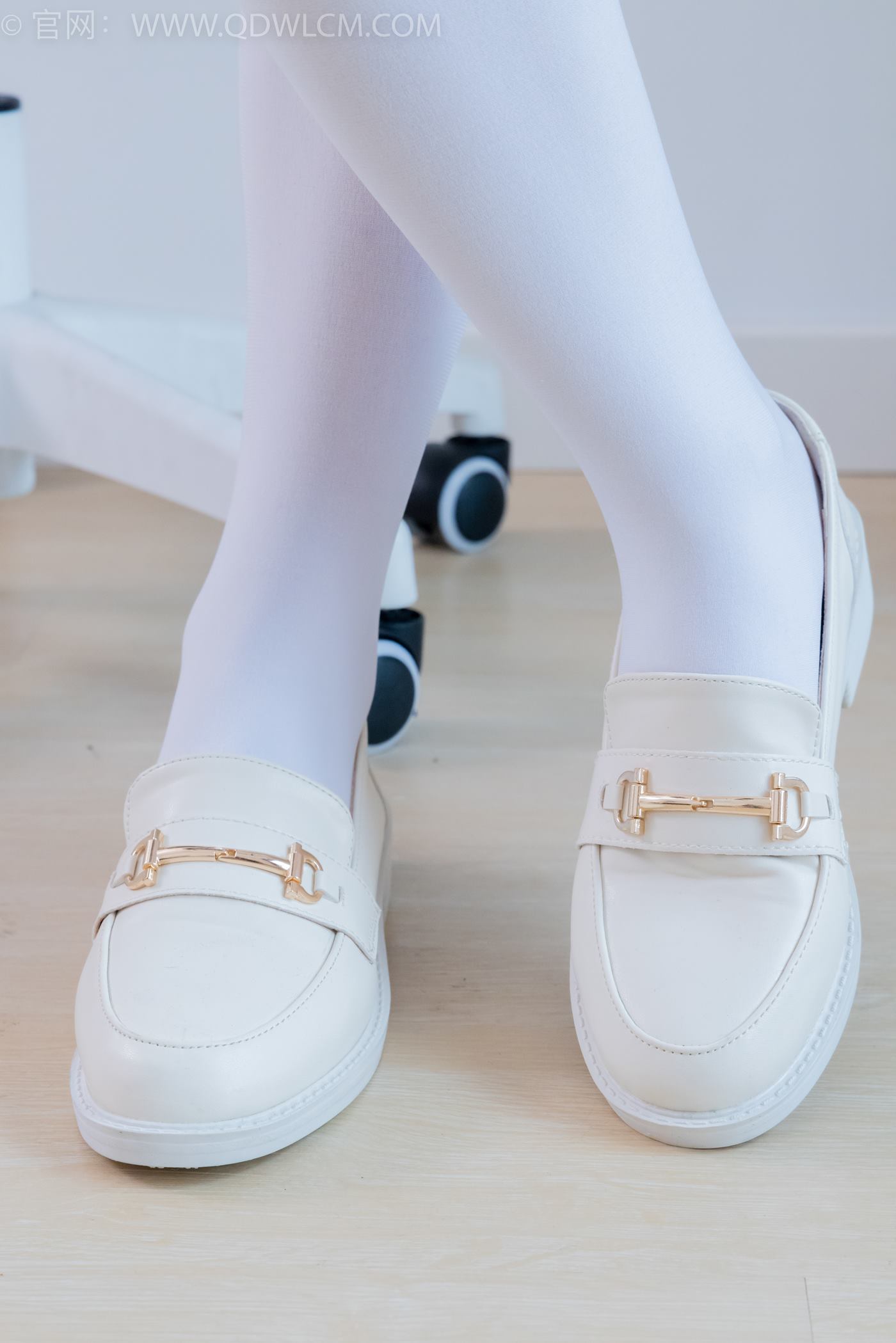 图片[126]-物恋传媒 NO.2246 美兔-皮鞋、厚白丝、皮筋绑脚老头乐挠脚剧情[125P] – 速更版-美库