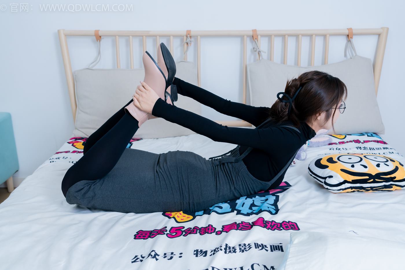 图片[34]-物恋传媒 NO.2247 泡泡-短靴、厚黑丝、皮筋绑脚老头乐挠脚剧情[150P] – 速更版-美库