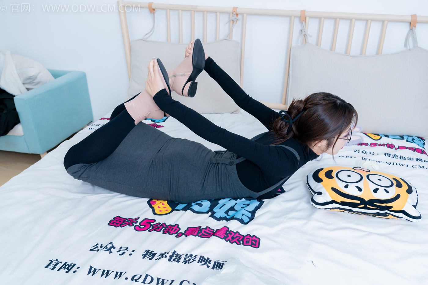 图片[40]-物恋传媒 NO.2247 泡泡-短靴、厚黑丝、皮筋绑脚老头乐挠脚剧情[150P] – 速更版-美库