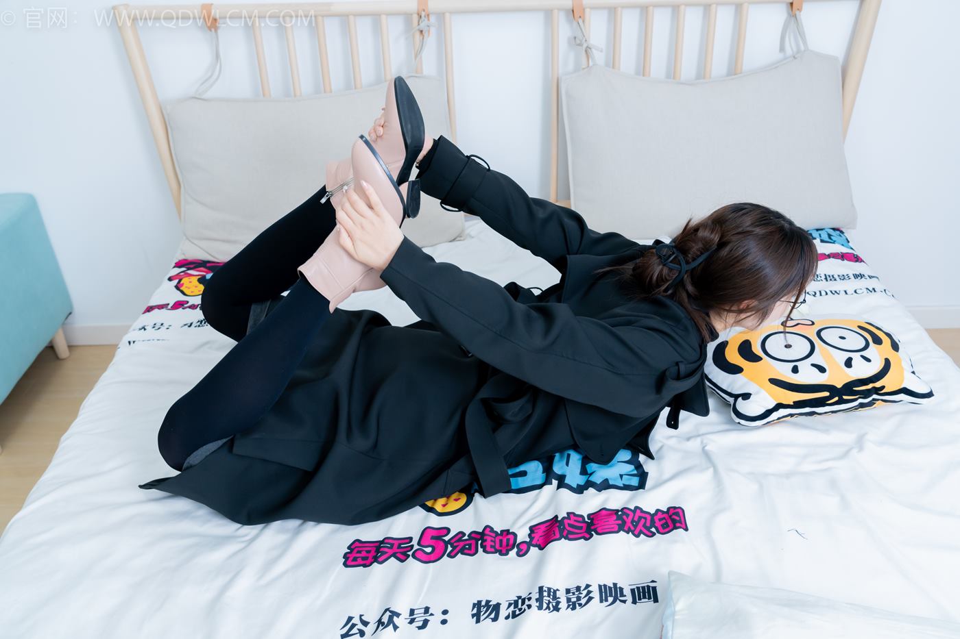 图片[43]-物恋传媒 NO.2247 泡泡-短靴、厚黑丝、皮筋绑脚老头乐挠脚剧情[150P] – 速更版-美库