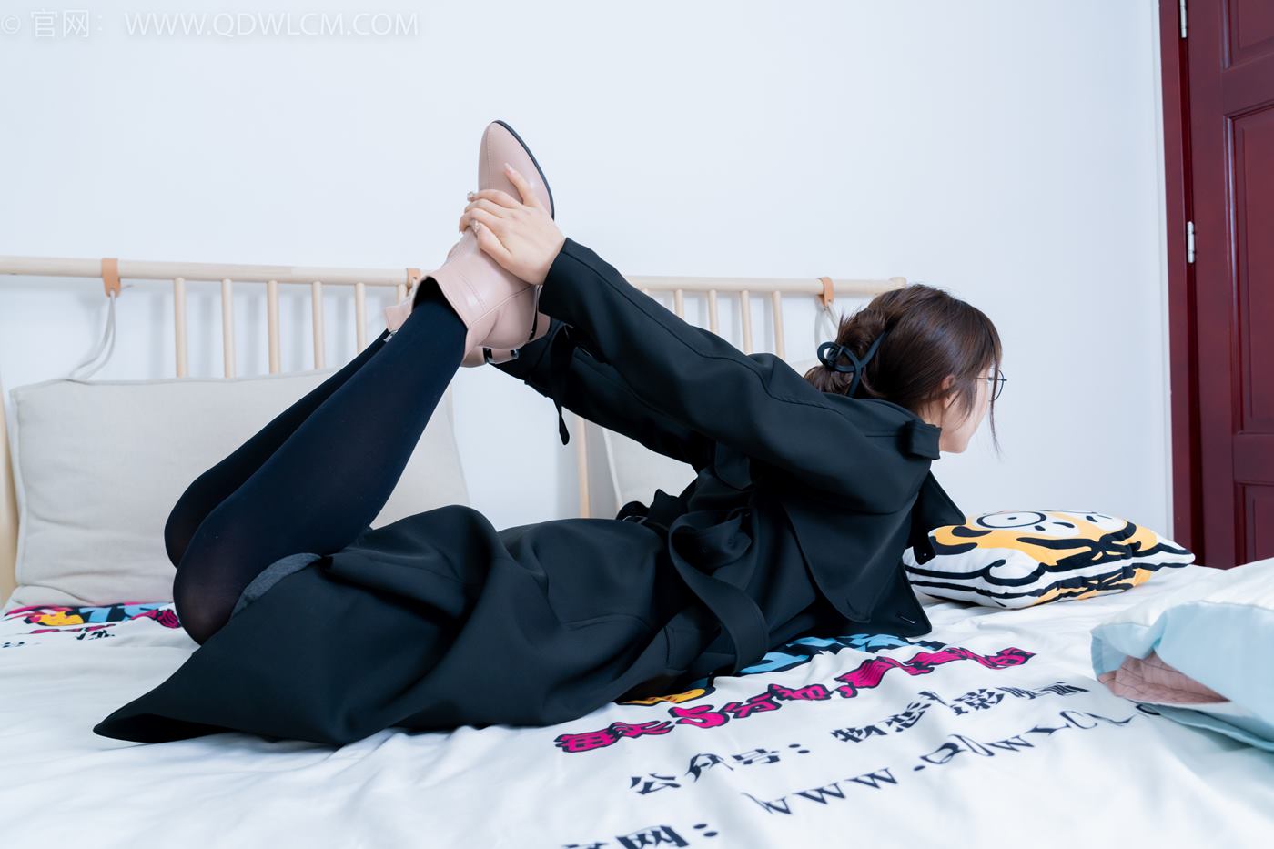 图片[45]-物恋传媒 NO.2247 泡泡-短靴、厚黑丝、皮筋绑脚老头乐挠脚剧情[150P] – 速更版-美库