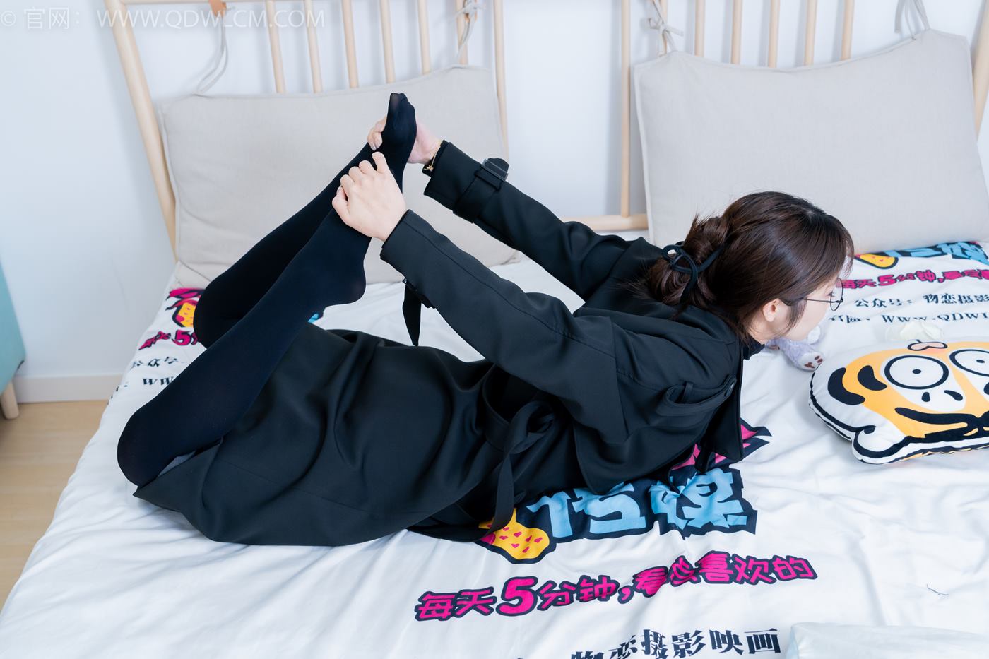 图片[55]-物恋传媒 NO.2247 泡泡-短靴、厚黑丝、皮筋绑脚老头乐挠脚剧情[150P] – 速更版-美库