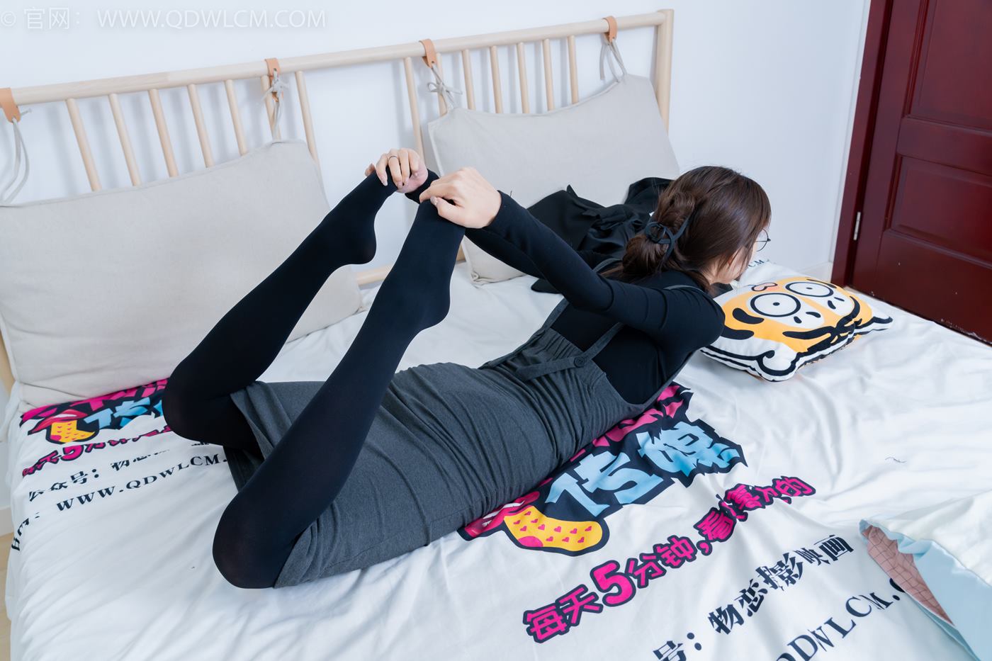 图片[63]-物恋传媒 NO.2247 泡泡-短靴、厚黑丝、皮筋绑脚老头乐挠脚剧情[150P] – 速更版-美库