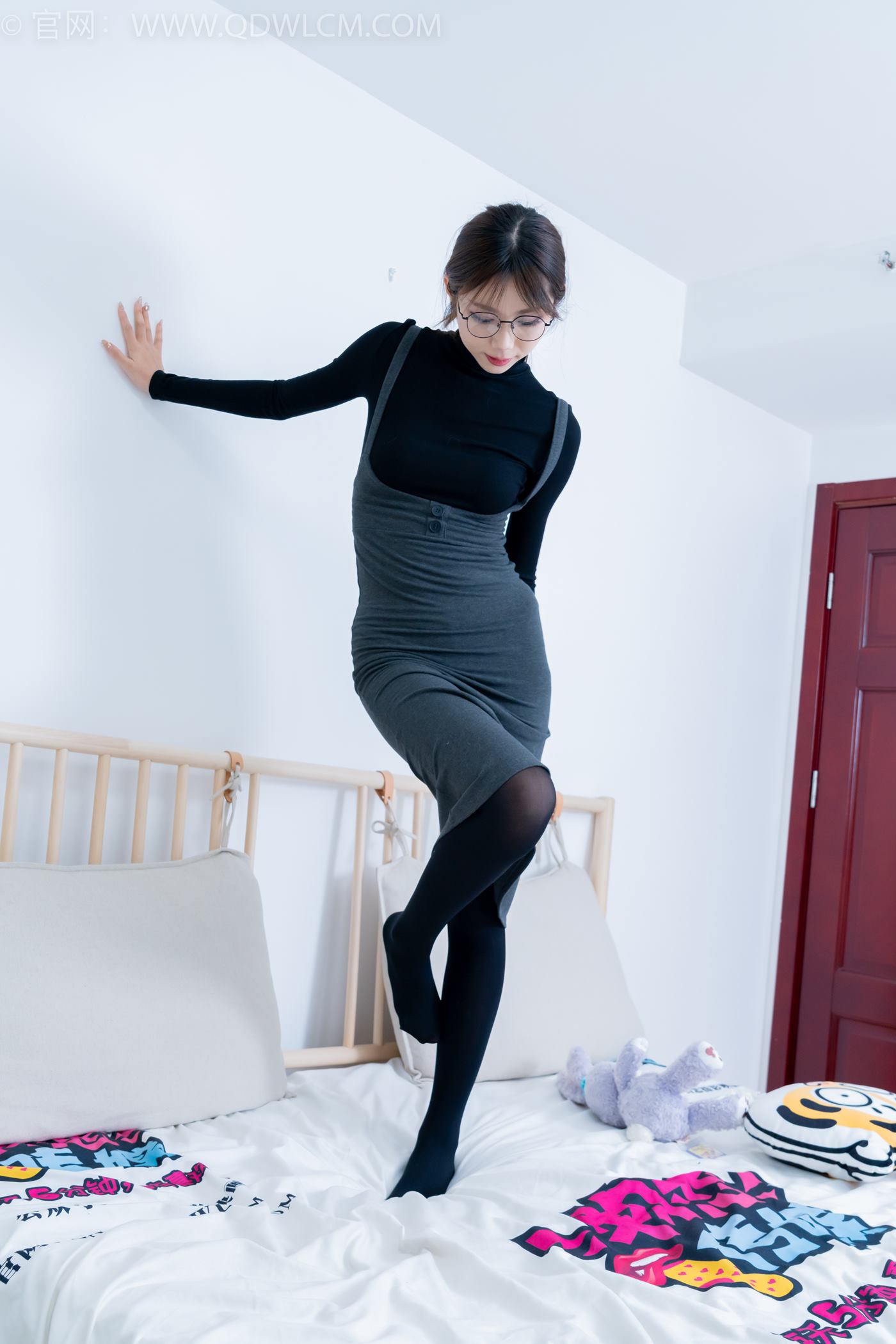 图片[94]-物恋传媒 NO.2247 泡泡-短靴、厚黑丝、皮筋绑脚老头乐挠脚剧情[150P] – 速更版-美库