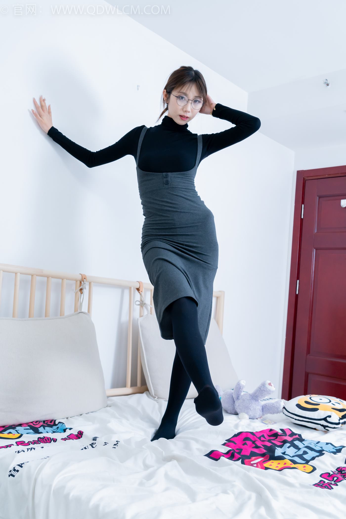 图片[95]-物恋传媒 NO.2247 泡泡-短靴、厚黑丝、皮筋绑脚老头乐挠脚剧情[150P] – 速更版-美库