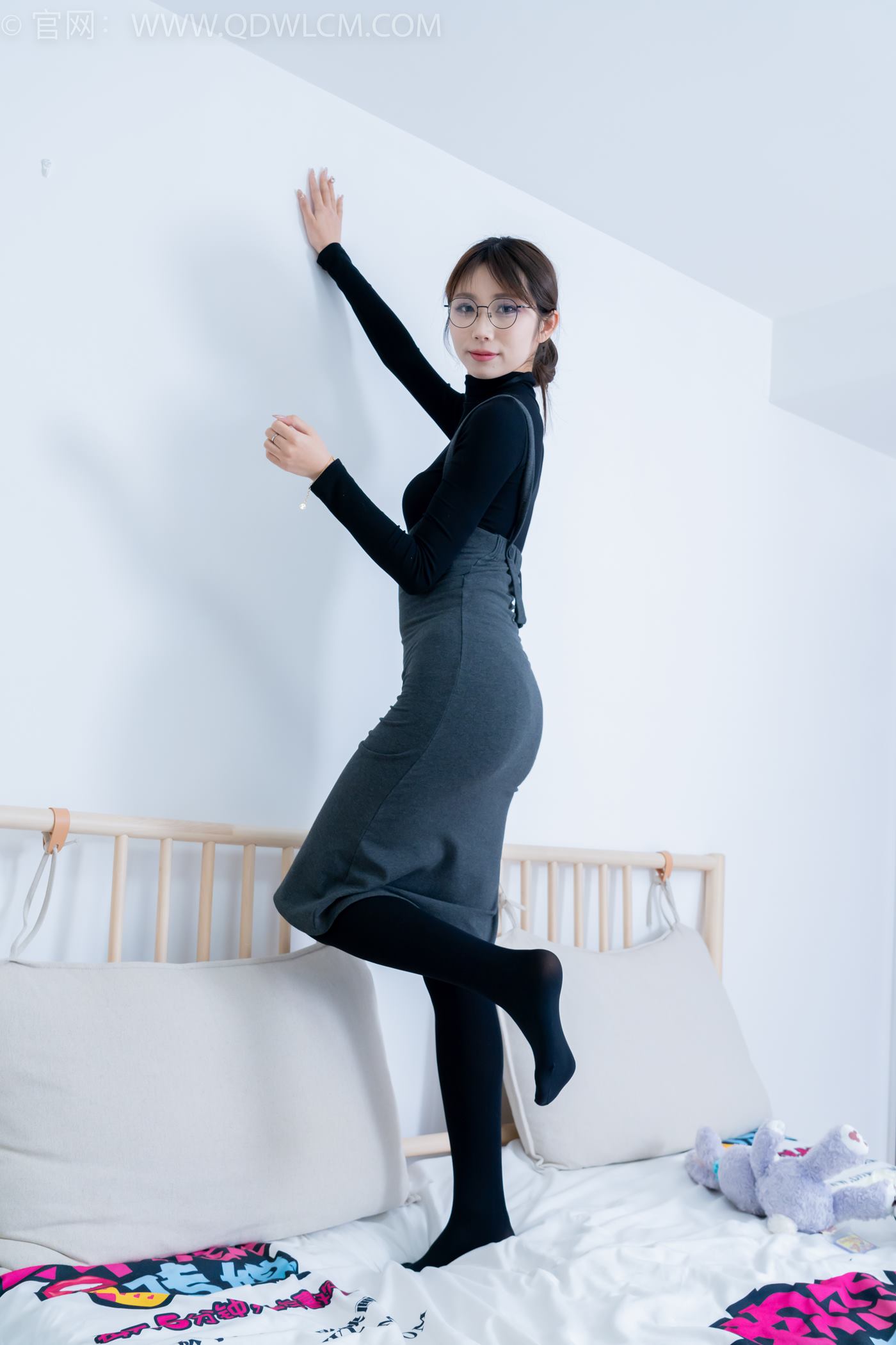 图片[97]-物恋传媒 NO.2247 泡泡-短靴、厚黑丝、皮筋绑脚老头乐挠脚剧情[150P] – 速更版-美库