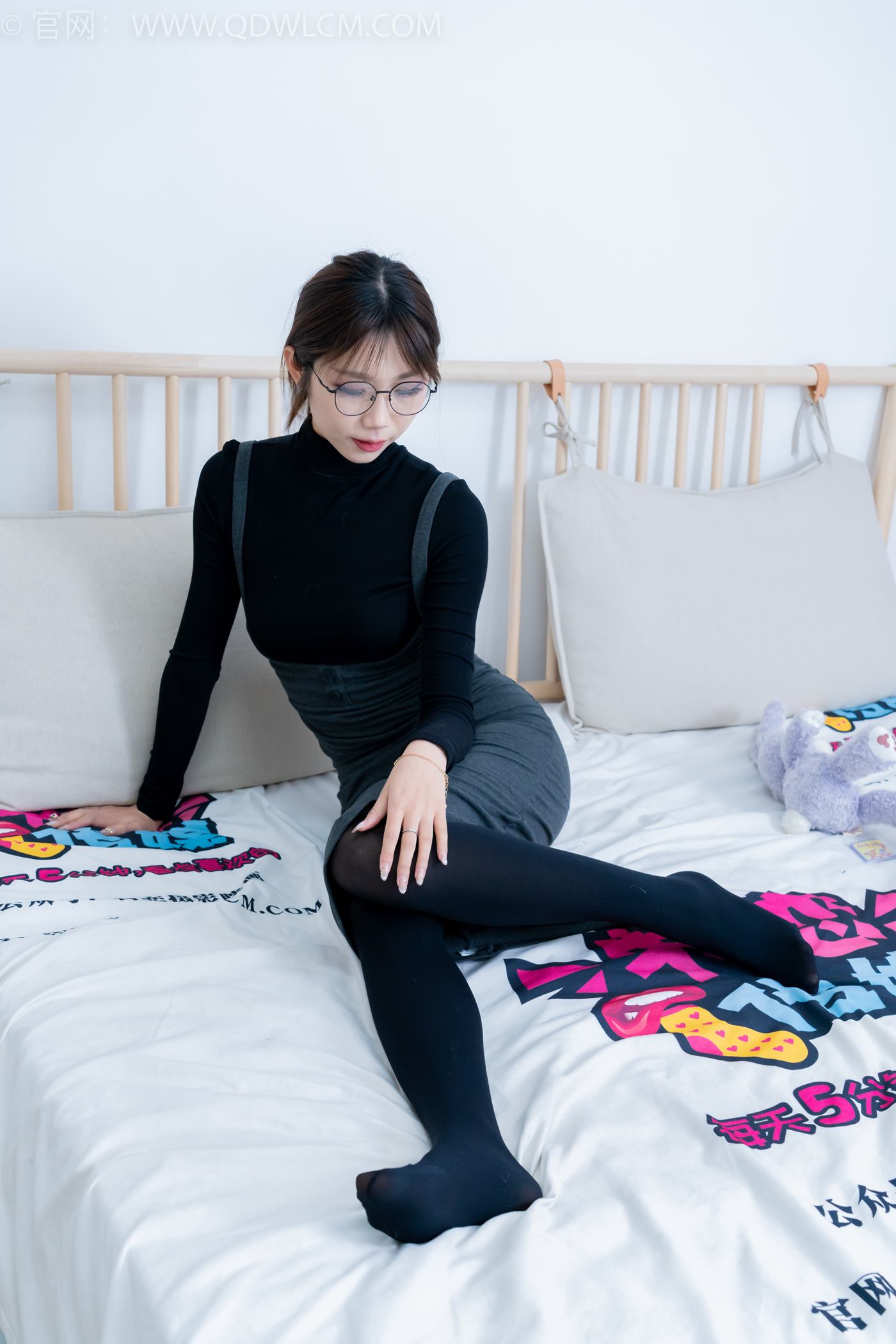 图片[105]-物恋传媒 NO.2247 泡泡-短靴、厚黑丝、皮筋绑脚老头乐挠脚剧情[150P] – 速更版-美库