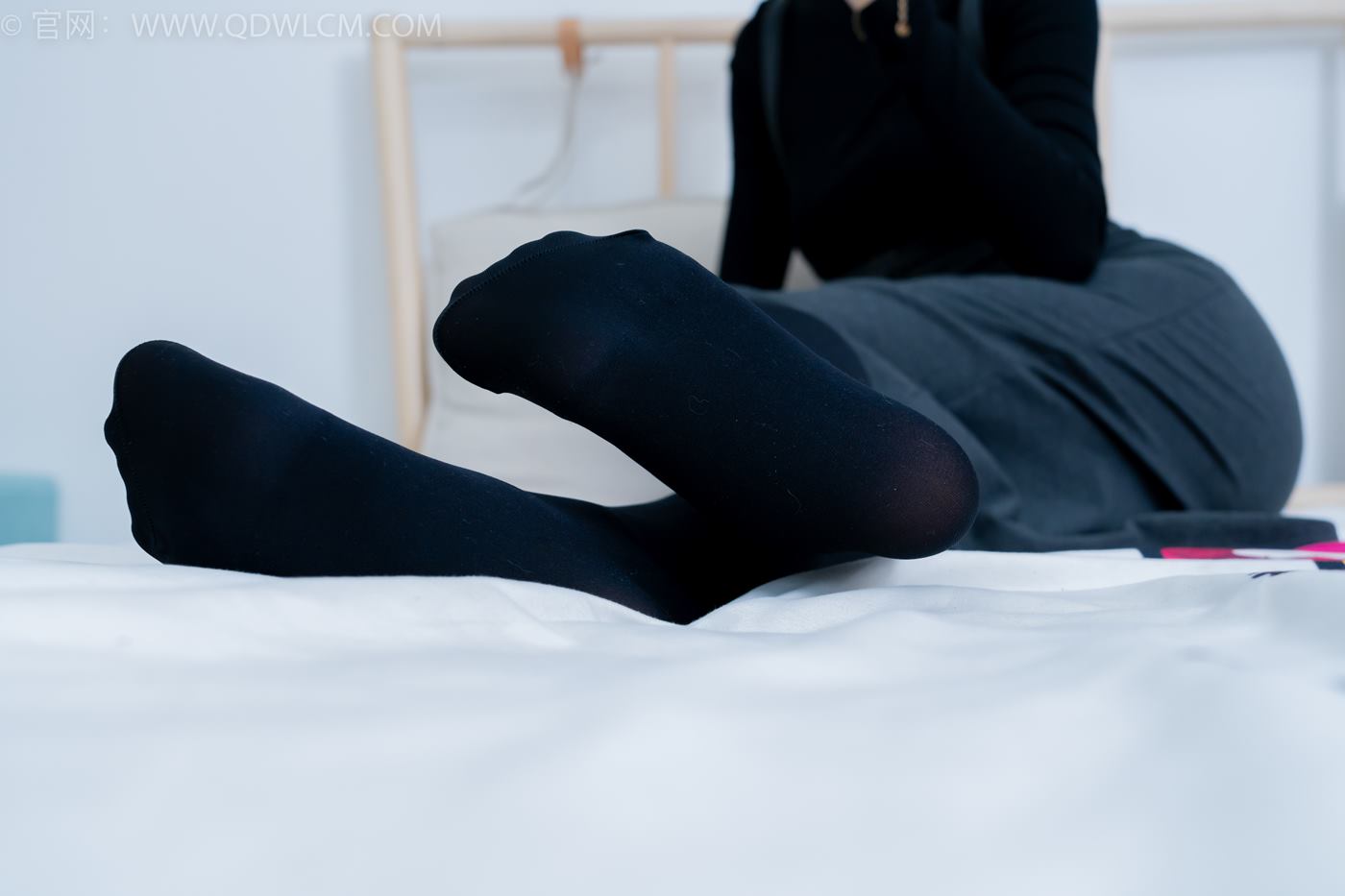 图片[109]-物恋传媒 NO.2247 泡泡-短靴、厚黑丝、皮筋绑脚老头乐挠脚剧情[150P] – 速更版-美库