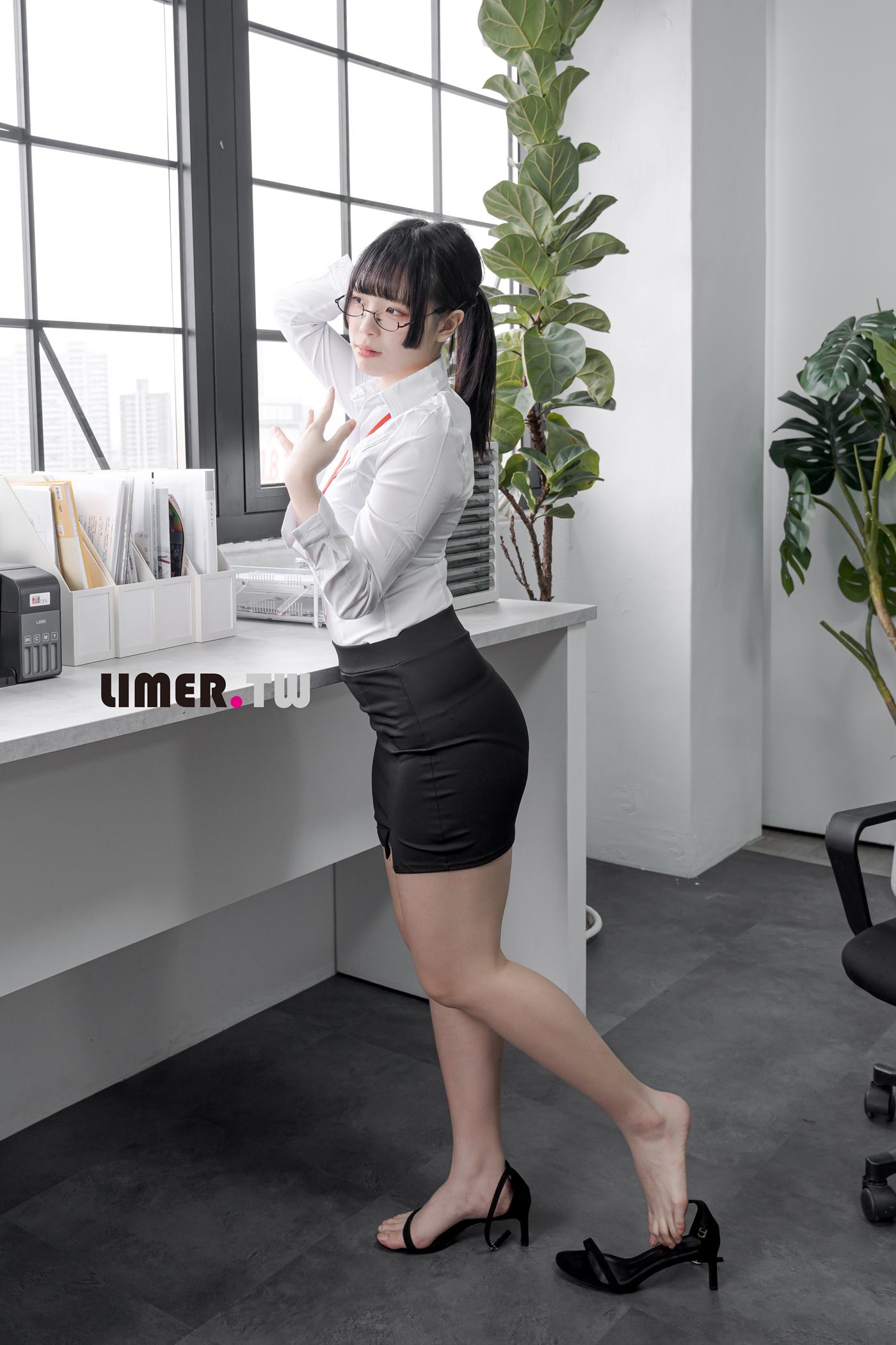 图片[106]-Limerence原创 NO.095 之之 绝美职员让你上班无法专心的黑丝＆裸足[140P] – 速更版-美库