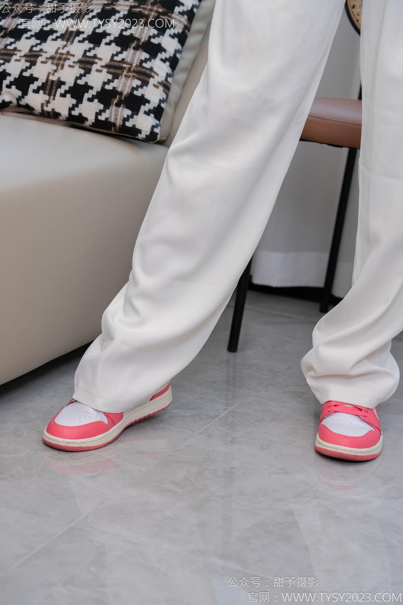 图片[14]-甜予摄影 NO.124 梦梦-板鞋、白棉袜、裸足[84P] – 速更版-美库