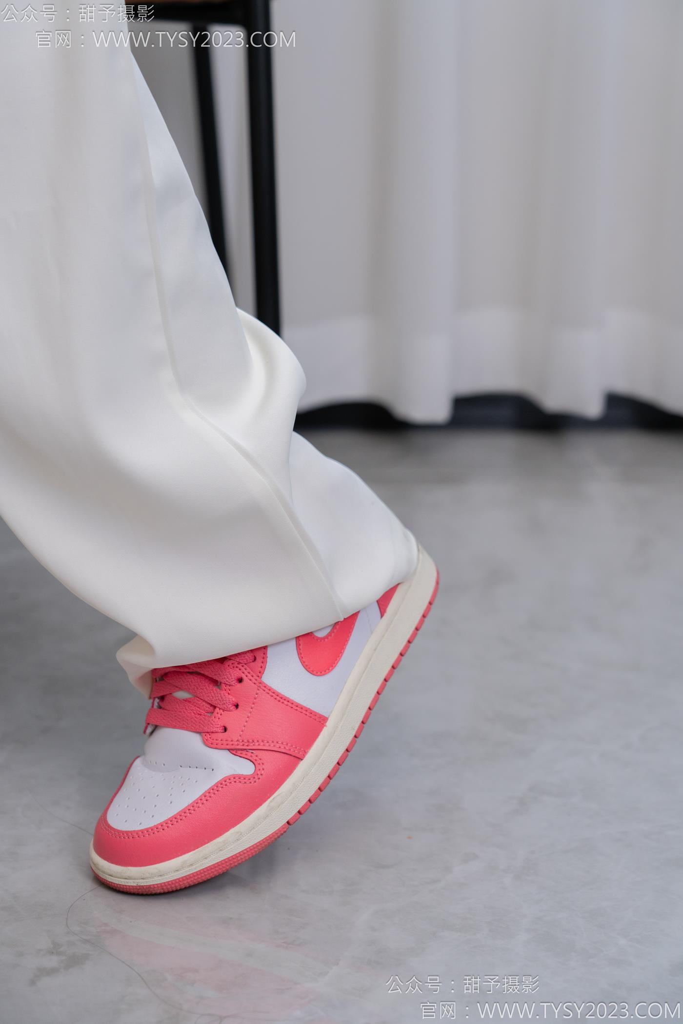 图片[18]-甜予摄影 NO.124 梦梦-板鞋、白棉袜、裸足[84P] – 速更版-美库