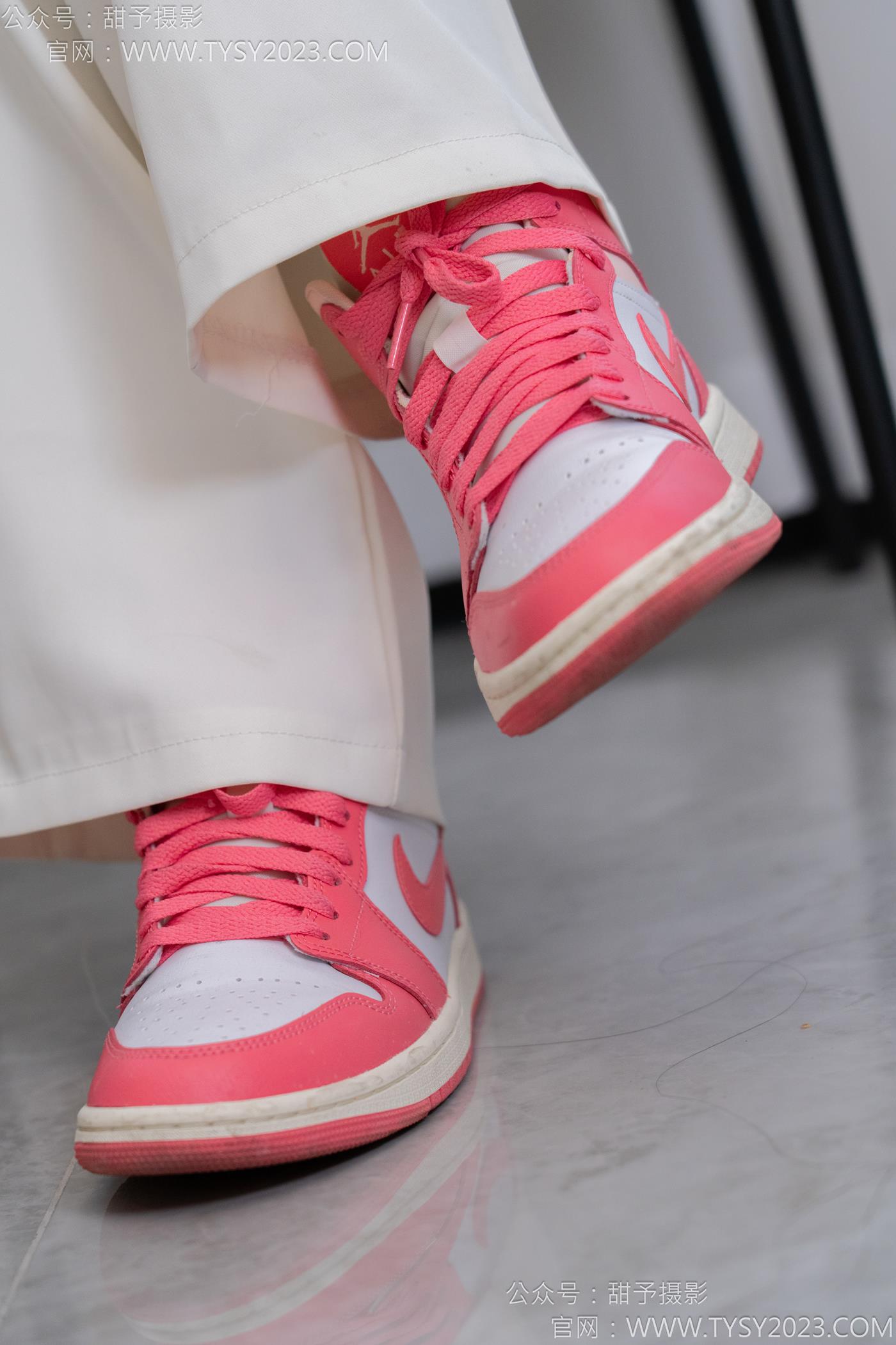 图片[23]-甜予摄影 NO.124 梦梦-板鞋、白棉袜、裸足[84P] – 速更版-美库