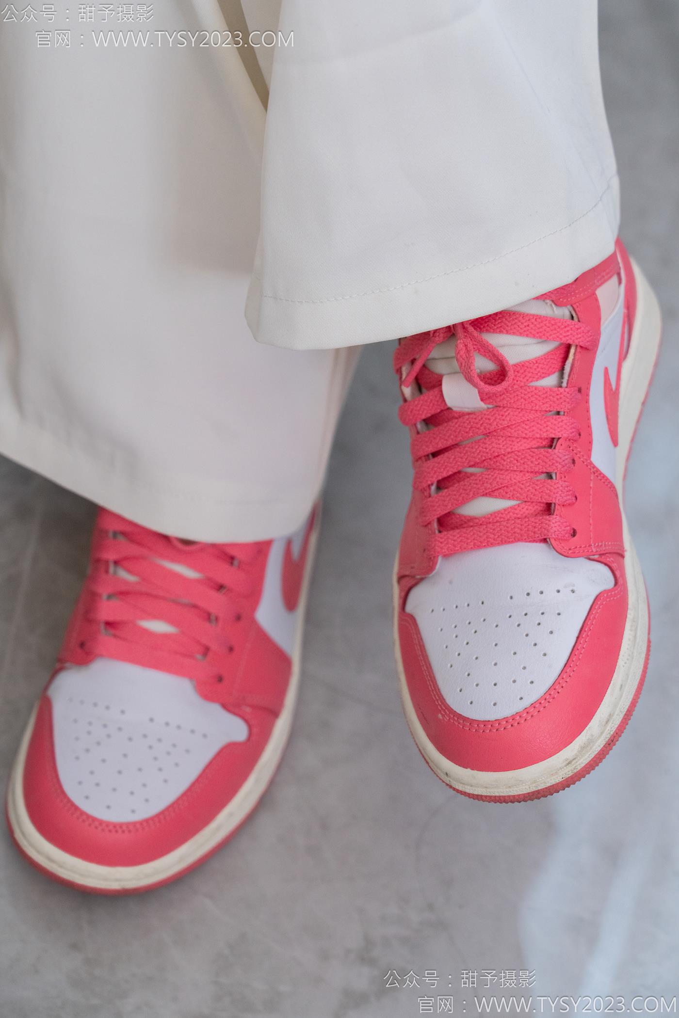 图片[24]-甜予摄影 NO.124 梦梦-板鞋、白棉袜、裸足[84P] – 速更版-美库