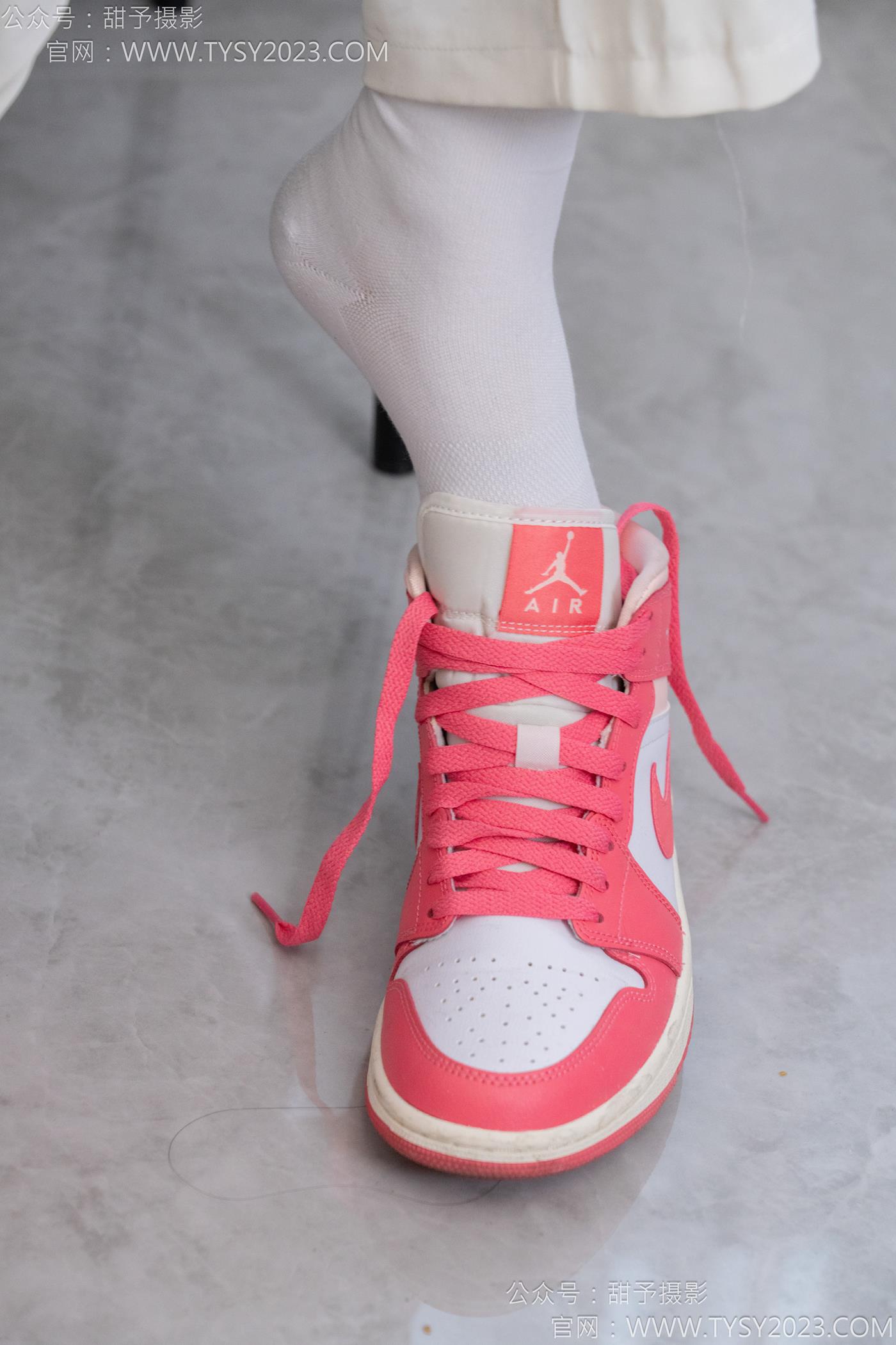 图片[30]-甜予摄影 NO.124 梦梦-板鞋、白棉袜、裸足[84P] – 速更版-美库