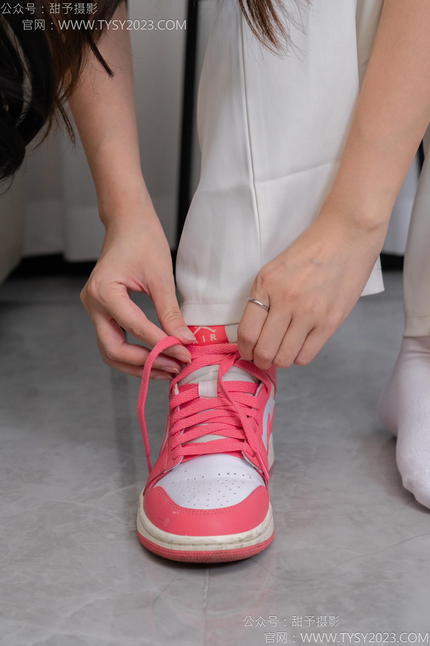 图片[32]-甜予摄影 NO.124 梦梦-板鞋、白棉袜、裸足[84P] – 速更版-美库