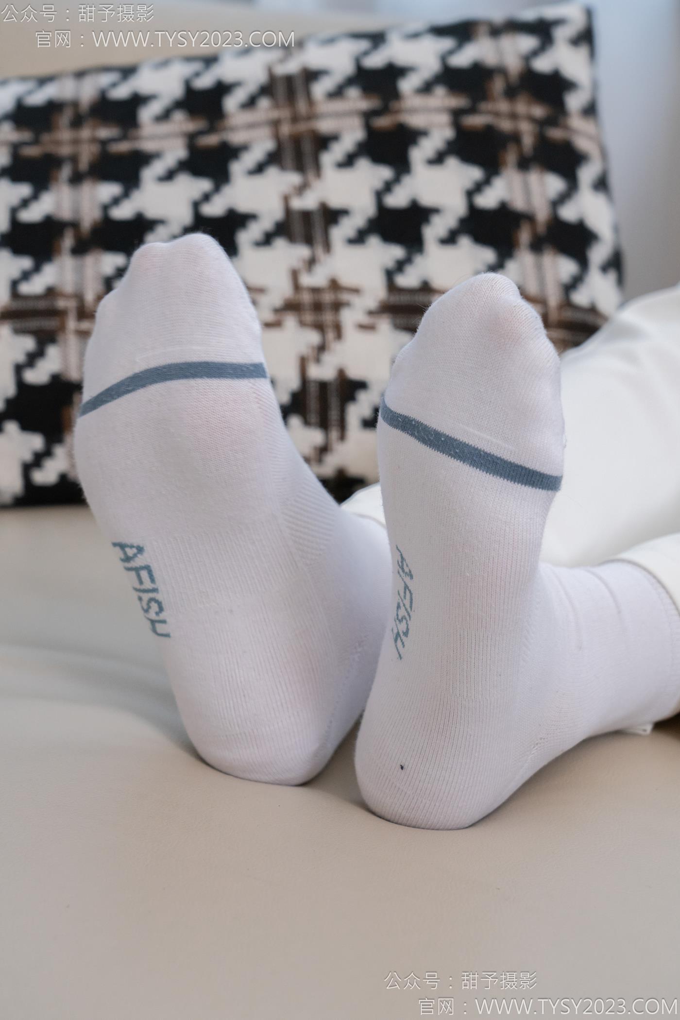 图片[40]-甜予摄影 NO.124 梦梦-板鞋、白棉袜、裸足[84P] – 速更版-美库