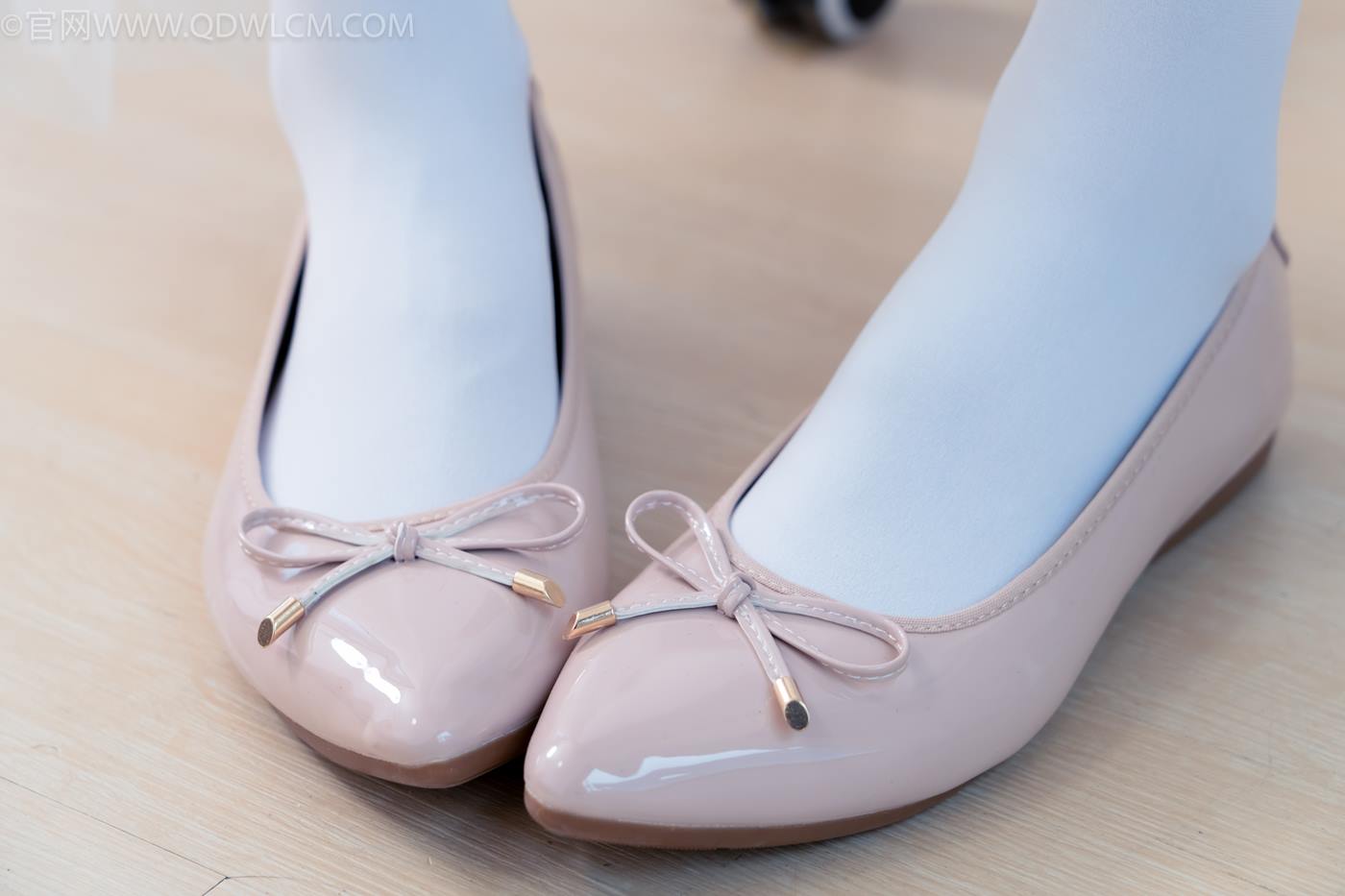 图片[11]-物恋传媒 NO.2268 茯苓-平底鞋、厚白丝、皮筋绑脚老头乐挠脚剧情[135P] – 速更版-美库