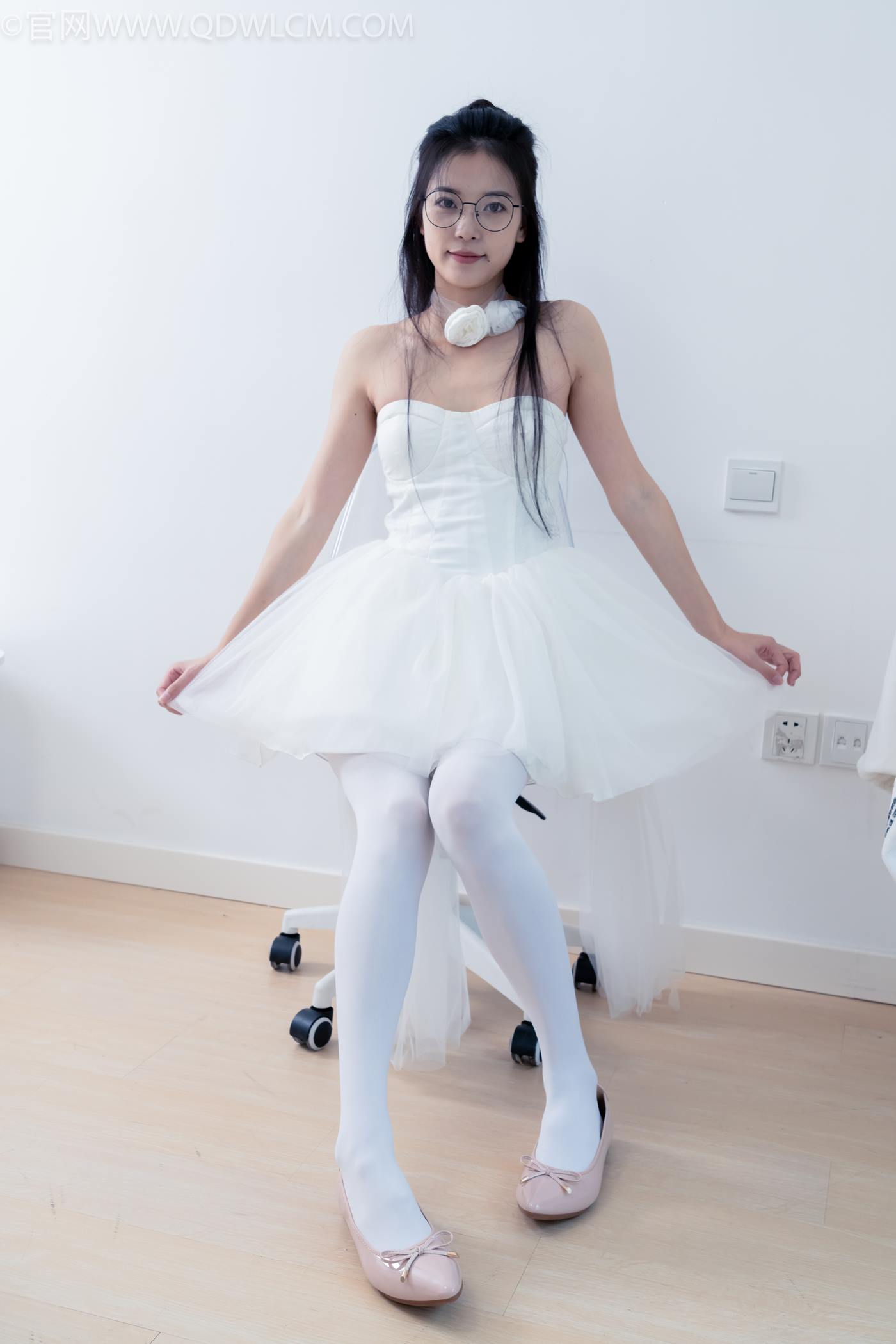 图片[13]-物恋传媒 NO.2268 茯苓-平底鞋、厚白丝、皮筋绑脚老头乐挠脚剧情[135P] – 速更版-美库