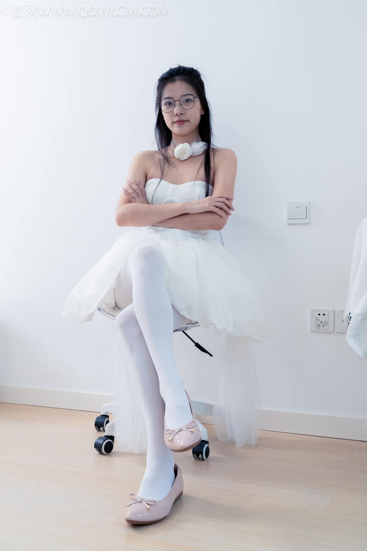 图片[15]-物恋传媒 NO.2268 茯苓-平底鞋、厚白丝、皮筋绑脚老头乐挠脚剧情[135P] – 速更版-美库