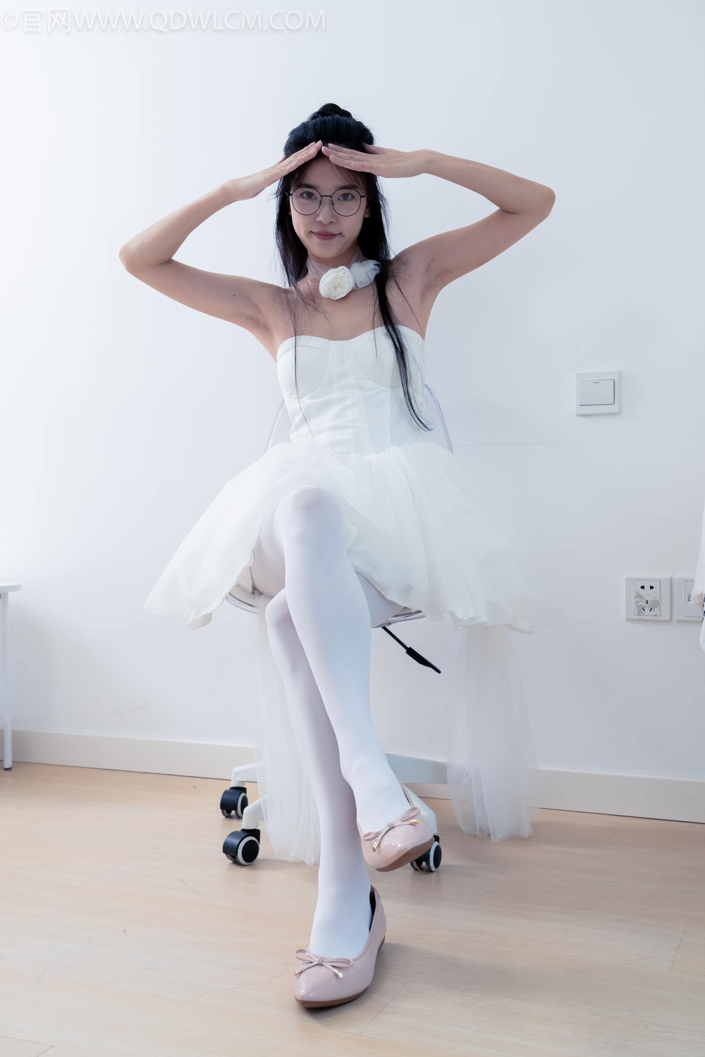 图片[16]-物恋传媒 NO.2268 茯苓-平底鞋、厚白丝、皮筋绑脚老头乐挠脚剧情[135P] – 速更版-美库