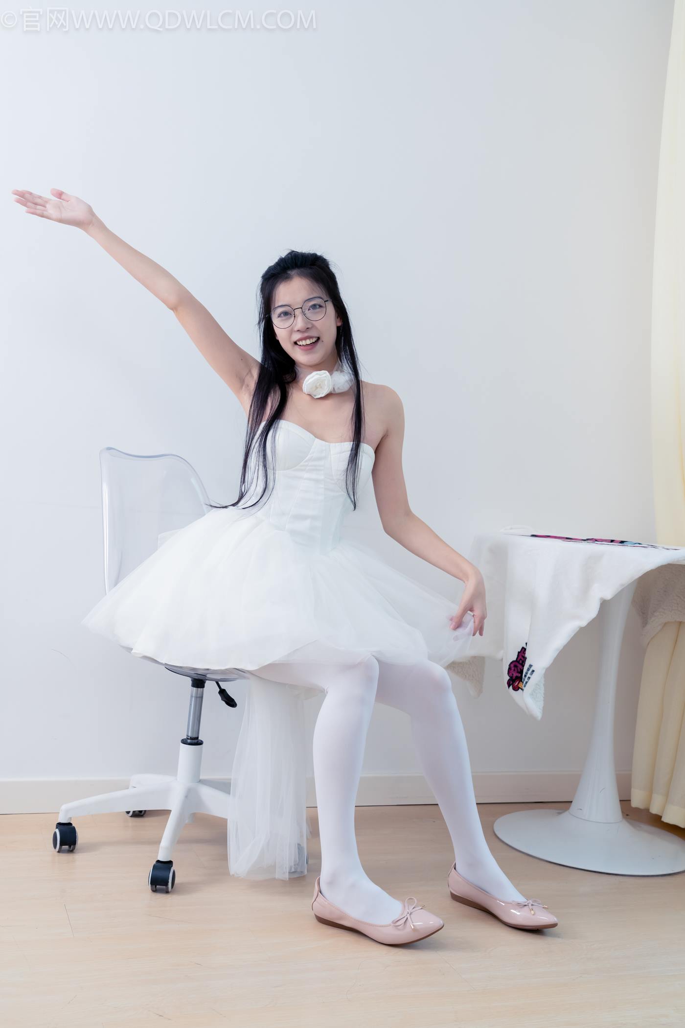 图片[19]-物恋传媒 NO.2268 茯苓-平底鞋、厚白丝、皮筋绑脚老头乐挠脚剧情[135P] – 速更版-美库