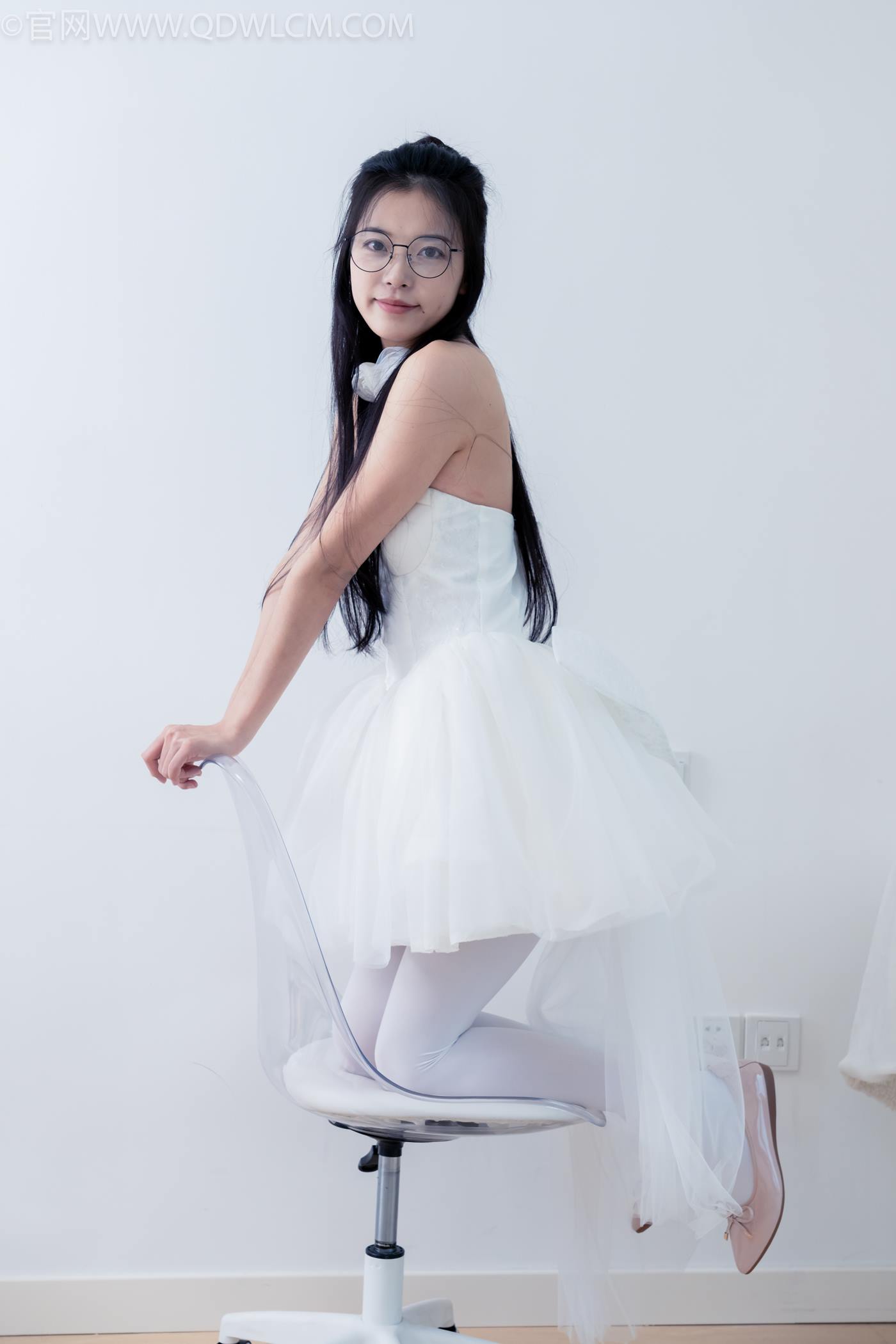 图片[24]-物恋传媒 NO.2268 茯苓-平底鞋、厚白丝、皮筋绑脚老头乐挠脚剧情[135P] – 速更版-美库