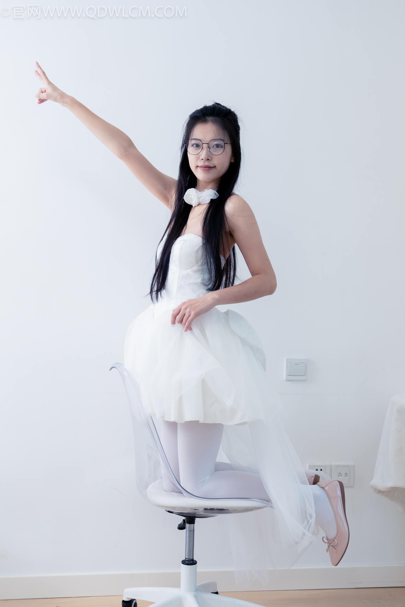 图片[25]-物恋传媒 NO.2268 茯苓-平底鞋、厚白丝、皮筋绑脚老头乐挠脚剧情[135P] – 速更版-美库