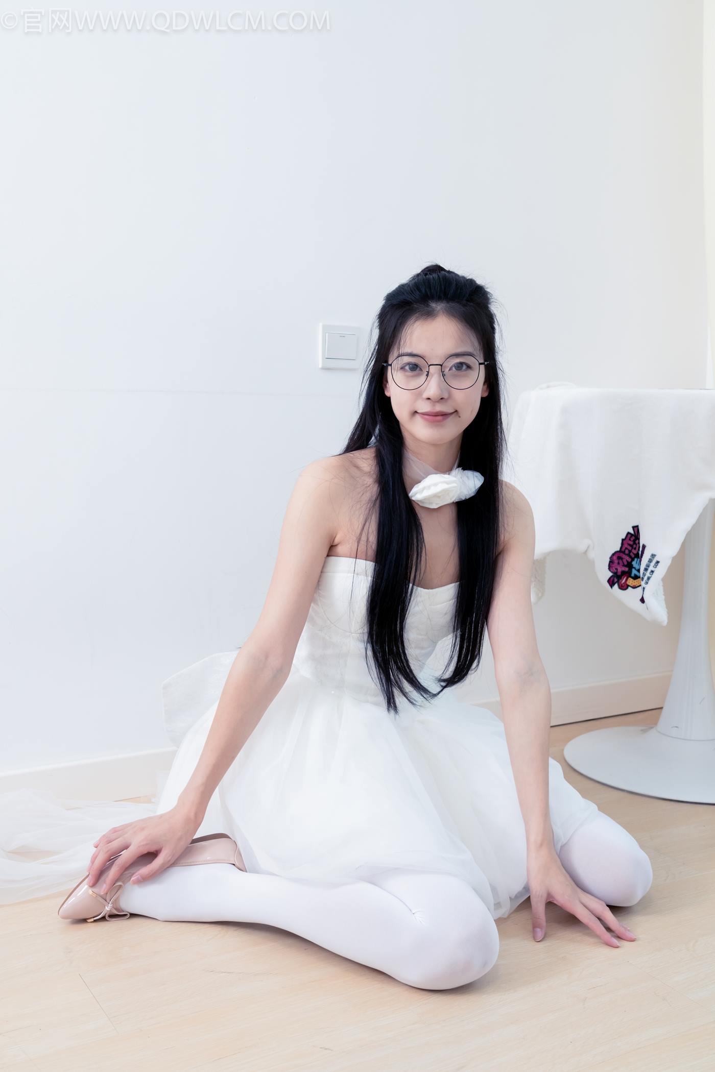 图片[37]-物恋传媒 NO.2268 茯苓-平底鞋、厚白丝、皮筋绑脚老头乐挠脚剧情[135P] – 速更版-美库