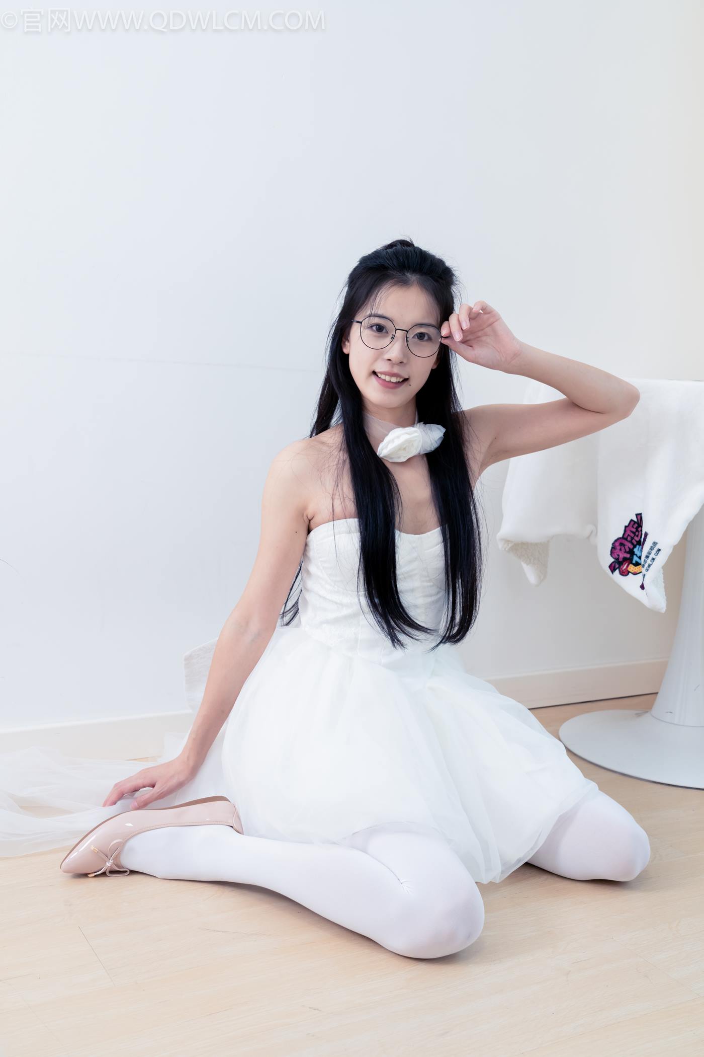 图片[38]-物恋传媒 NO.2268 茯苓-平底鞋、厚白丝、皮筋绑脚老头乐挠脚剧情[135P] – 速更版-美库