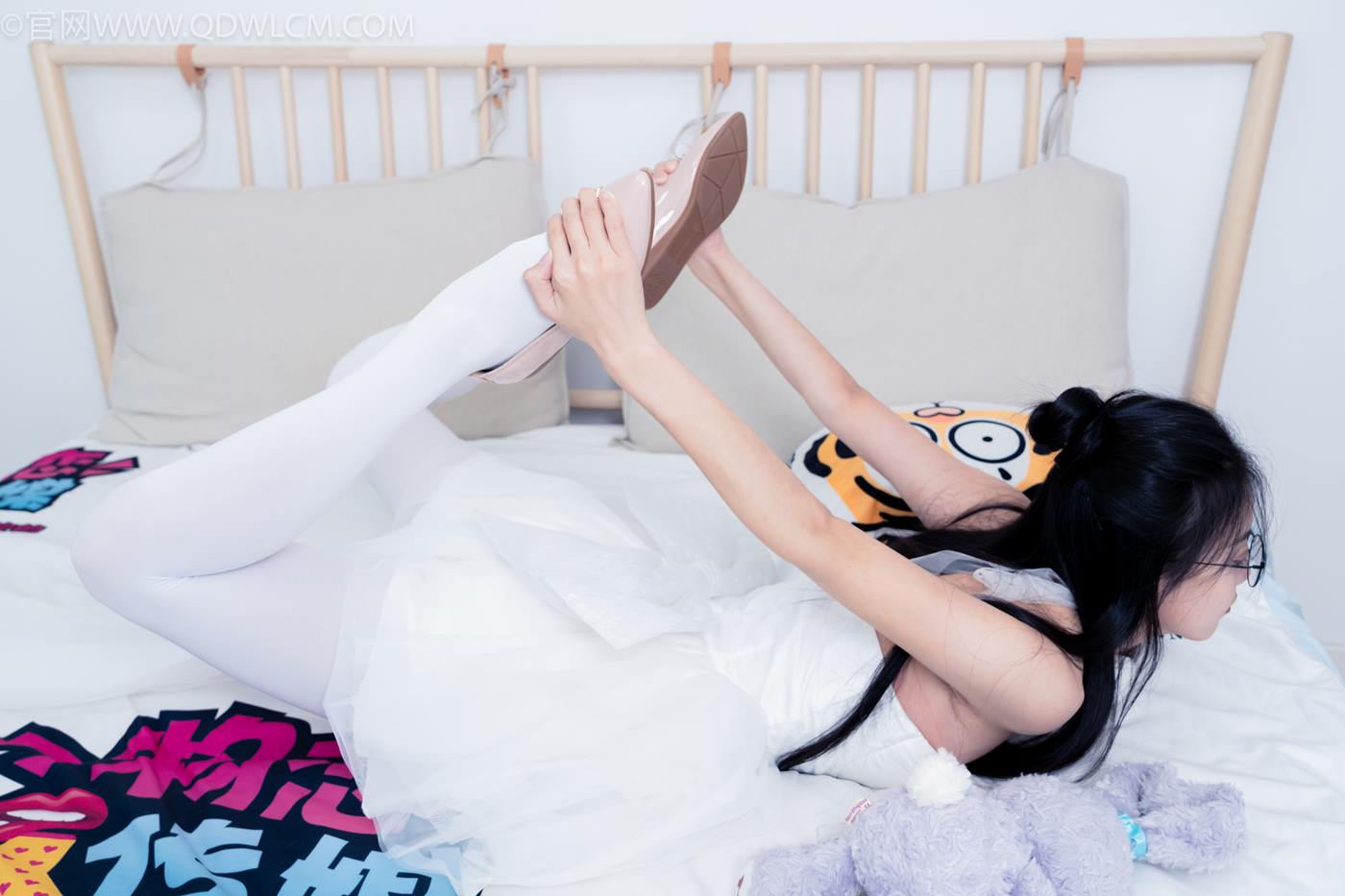 图片[53]-物恋传媒 NO.2268 茯苓-平底鞋、厚白丝、皮筋绑脚老头乐挠脚剧情[135P] – 速更版-美库