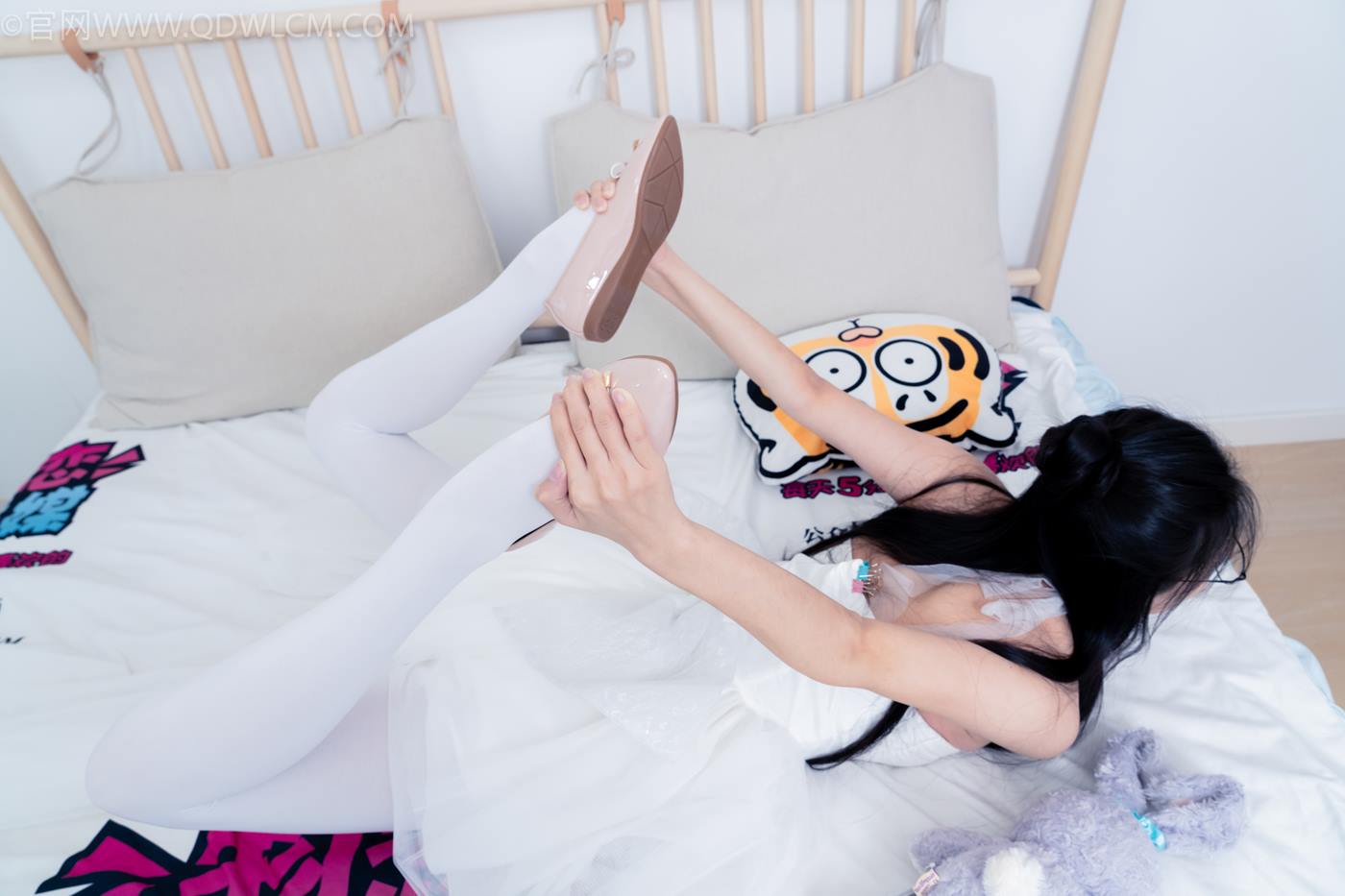 图片[54]-物恋传媒 NO.2268 茯苓-平底鞋、厚白丝、皮筋绑脚老头乐挠脚剧情[135P] – 速更版-美库