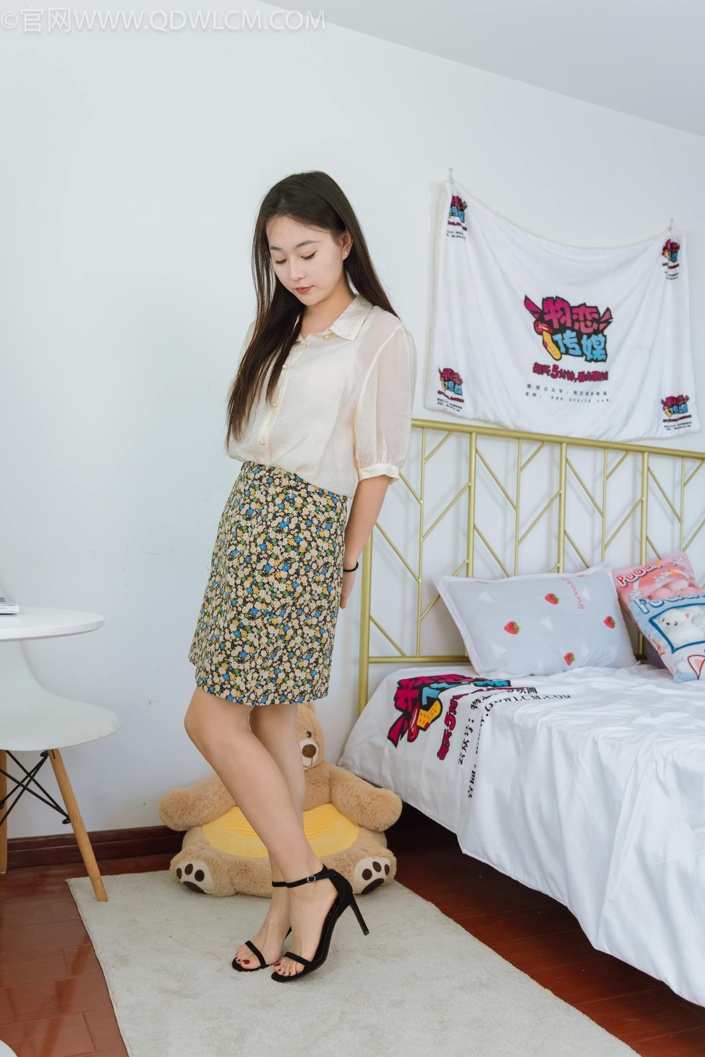 图片[74]-物恋传媒 NO.2277 美兔-三双高跟鞋、薄肉丝、裸足[140P] – 速更版-美库