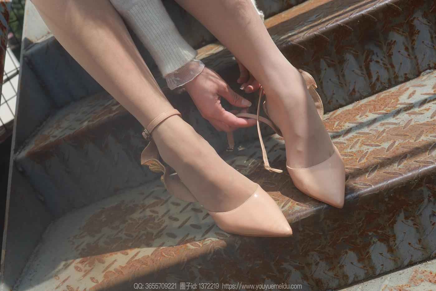 图片[35]-[IESS异思趣向] 2025.03.03 丝享家1991：婉萍《酒杯美腿》[89P] – 速更版-美库