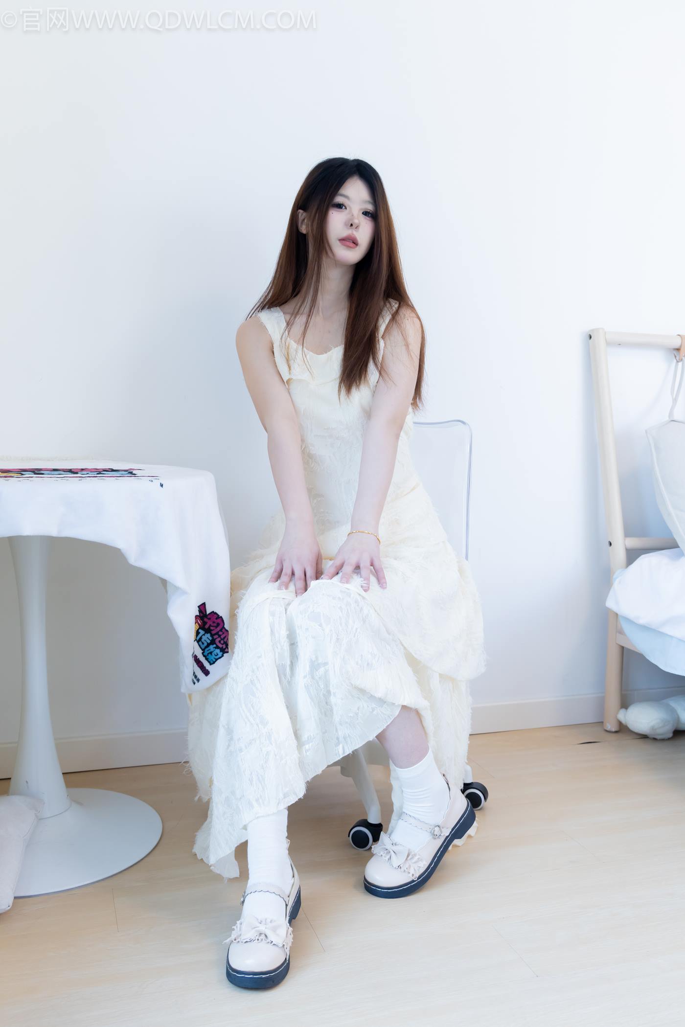 图片[37]-物恋传媒 NO.2281 曲奇-皮鞋、白棉袜、裸足[157P] – 速更版-美库