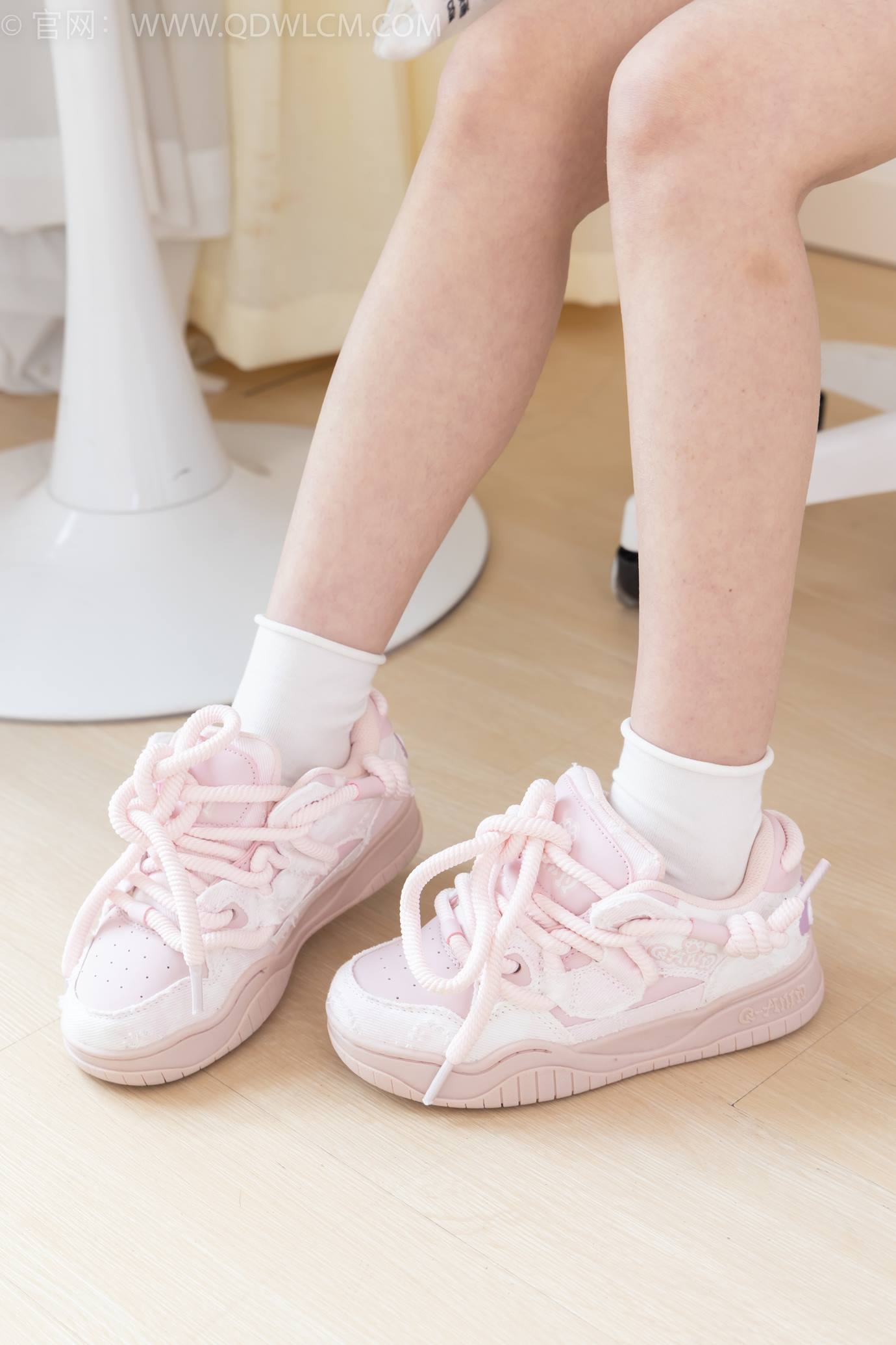 图片[24]-物恋传媒 NO.2286 闪闪-板鞋、两双自然穿脏白棉袜[120P] – 速更版-美库