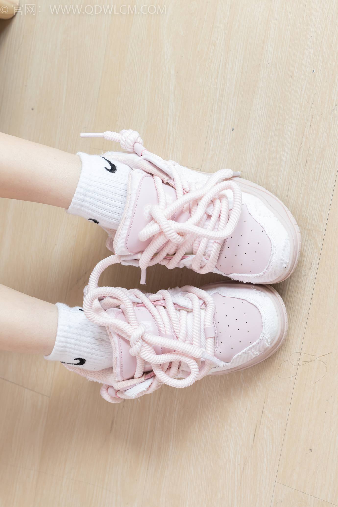 图片[121]-物恋传媒 NO.2286 闪闪-板鞋、两双自然穿脏白棉袜[120P] – 速更版-美库