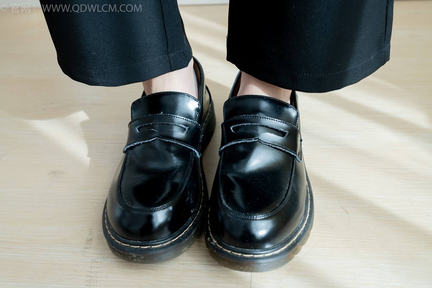 图片[11]-物恋传媒 NO.2290 茯苓-板鞋、皮鞋、白船袜、黑棉袜、皮筋绑脚老头乐挠脚剧情[150P] – 速更版-美库