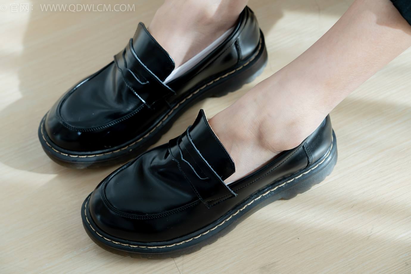 图片[17]-物恋传媒 NO.2290 茯苓-板鞋、皮鞋、白船袜、黑棉袜、皮筋绑脚老头乐挠脚剧情[150P] – 速更版-美库