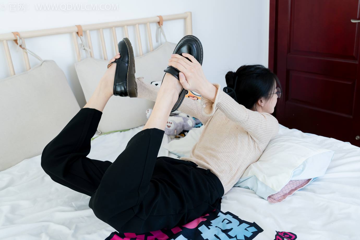 图片[22]-物恋传媒 NO.2290 茯苓-板鞋、皮鞋、白船袜、黑棉袜、皮筋绑脚老头乐挠脚剧情[150P] – 速更版-美库