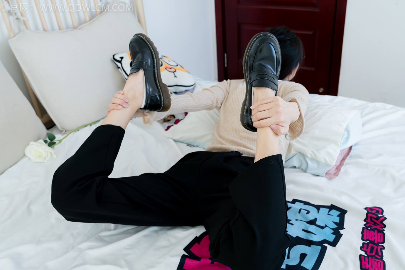 图片[26]-物恋传媒 NO.2290 茯苓-板鞋、皮鞋、白船袜、黑棉袜、皮筋绑脚老头乐挠脚剧情[150P] – 速更版-美库