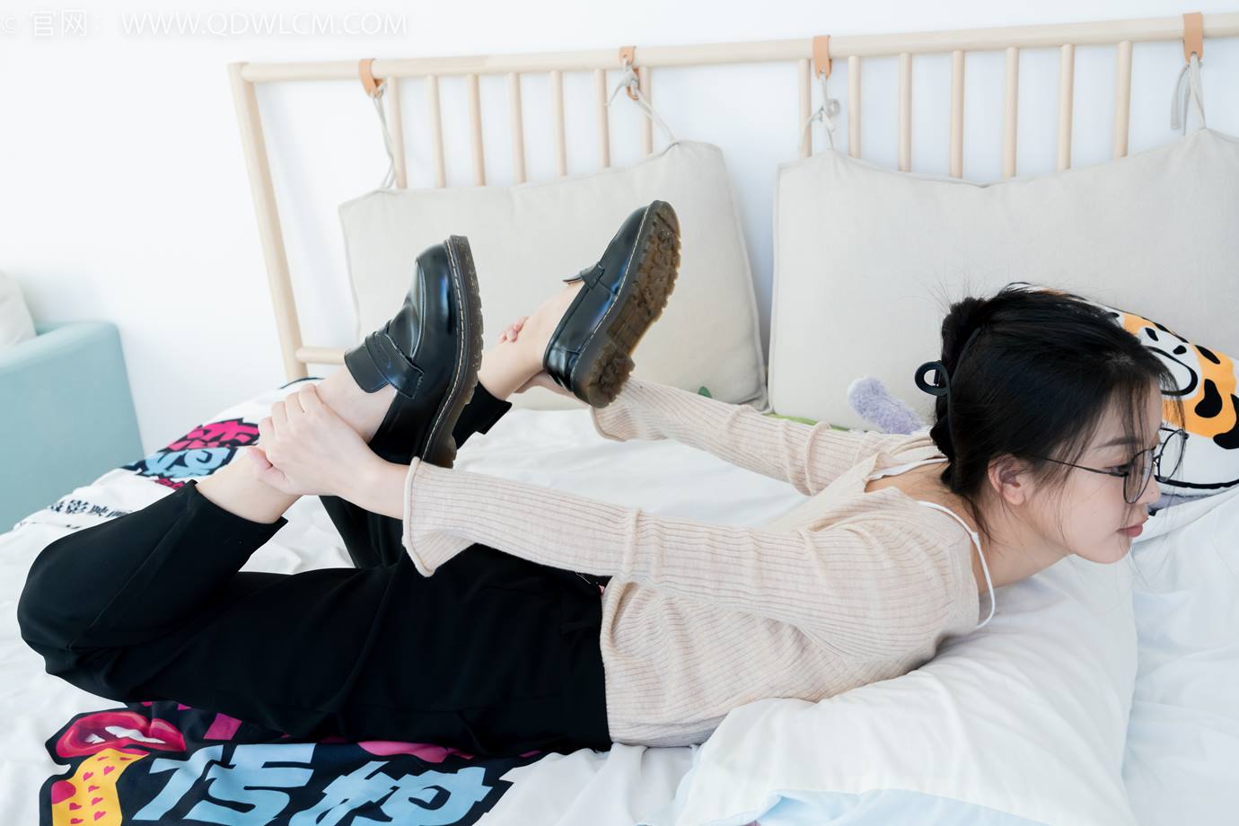 图片[30]-物恋传媒 NO.2290 茯苓-板鞋、皮鞋、白船袜、黑棉袜、皮筋绑脚老头乐挠脚剧情[150P] – 速更版-美库